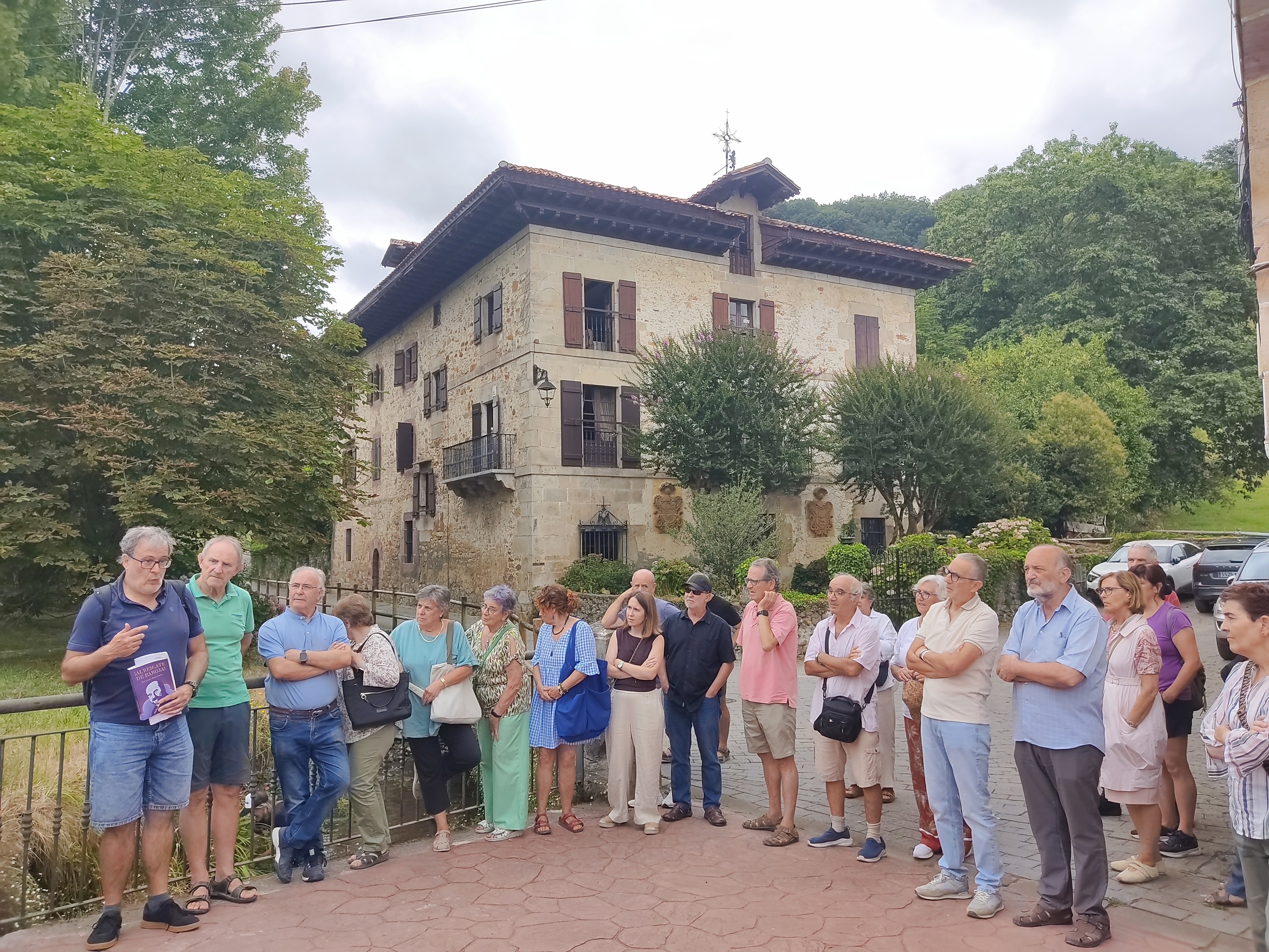  Ezkerrean, Fernando Mikelarena historialaria, Berako memoria lekuei buruzko bisita gidatzen, barojatarren Itzea etxearen aurrean. NAFARROAKO HITZA
