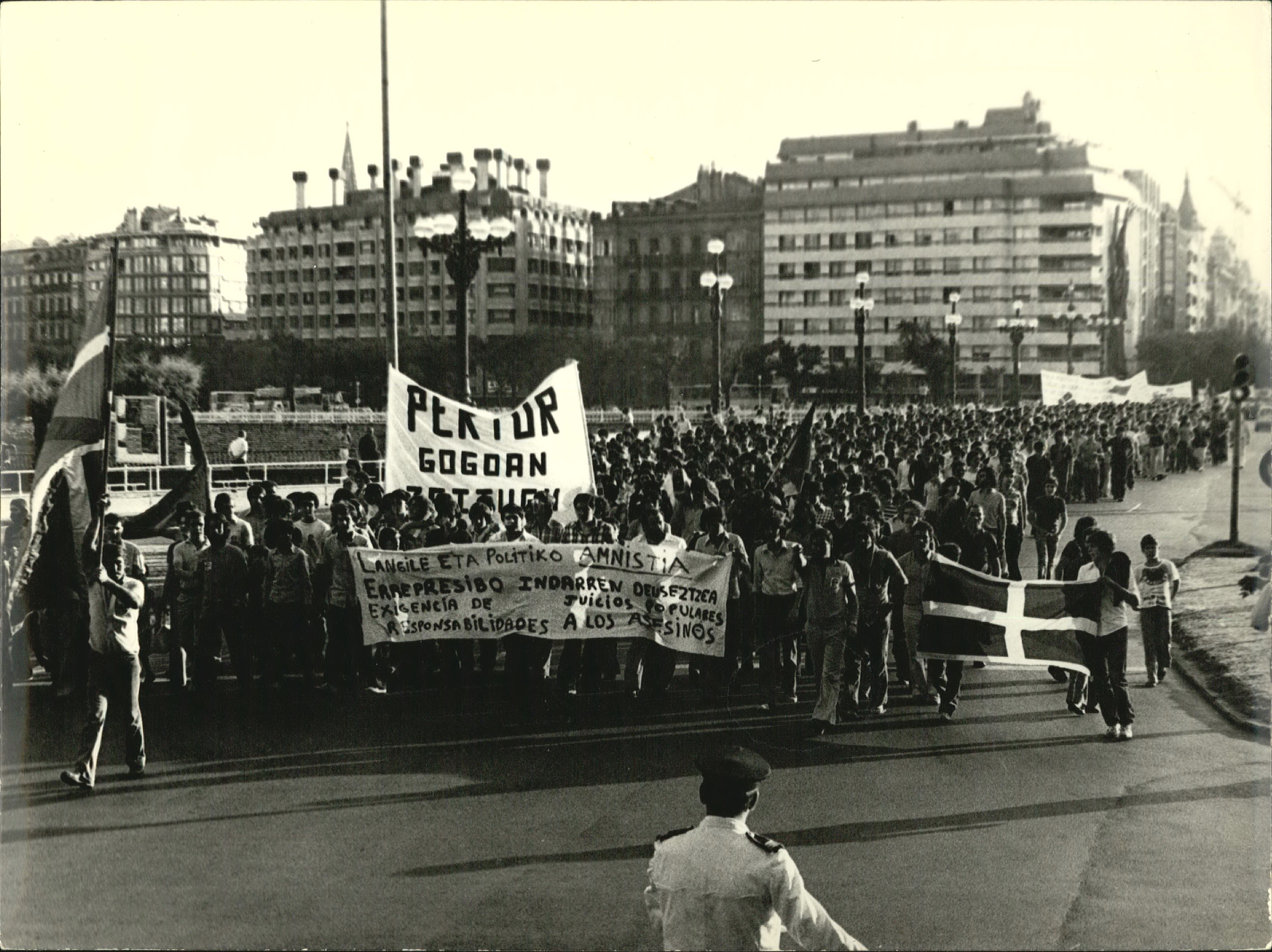 Pertur gogoratzeko manifestazioa, Donostian, 1977an. ARGIA FOTOTEKA