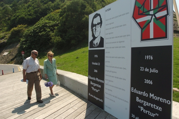Perturri omenaldia egin zioten Donostian, 2006an. Irudian, haren gurasoak. ANODNI CANELLADA / FOKU