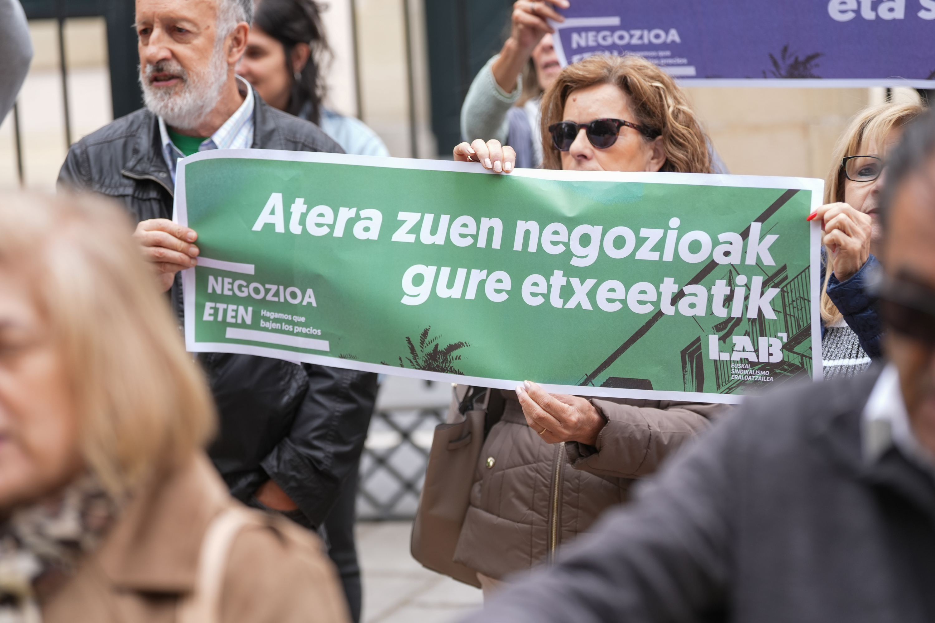 LABek Gasteizen egindako elkarretaratze bat, Eusko Jaurlaritzaren etxebizitza politikan salatzeko. ENDIKA PORTILLO / FOKU