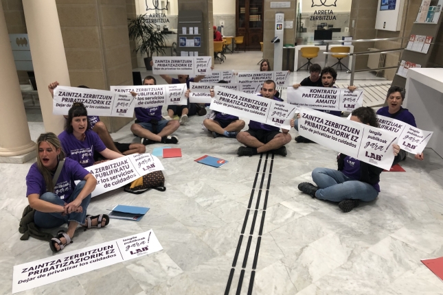 LABek deituta, zaintzaren eremuko hainbat langilek mobilizazio bat egin dute gaur Gipuzkoako Foru Aldundiaren egoitzan, Donostian. LABek deituta, zaintzaren eremuko hainbat langilek mobilizazio bat egin dute gaur Gipuzkoako Foru Aldundiaren egoitzan, Donostian.