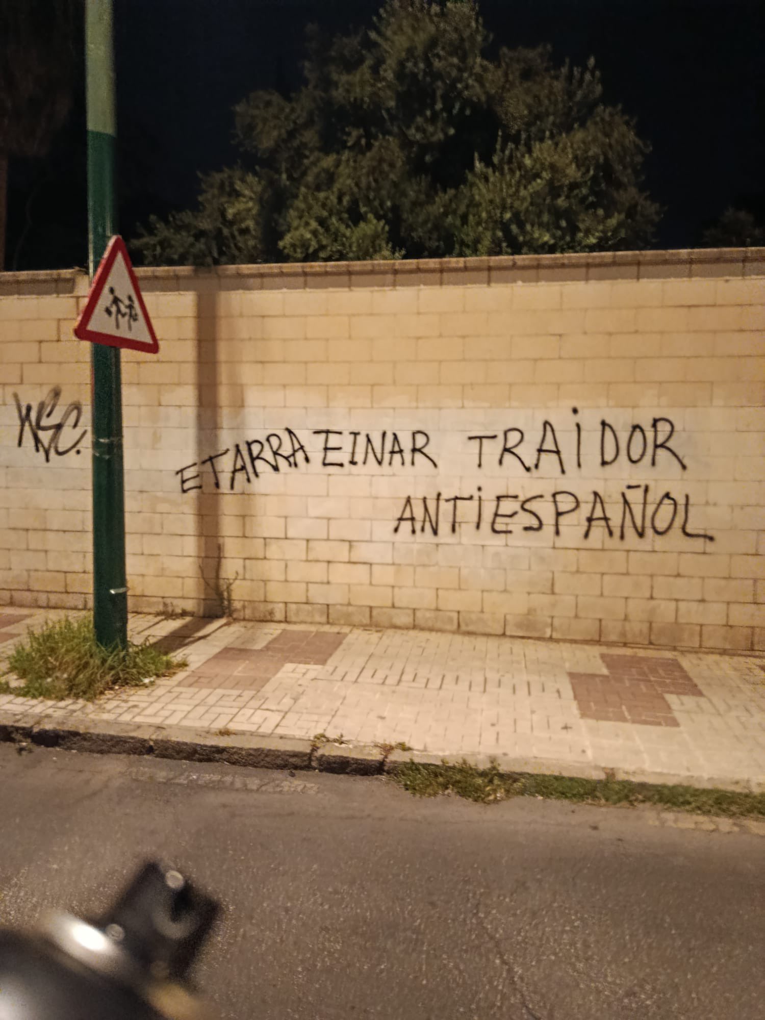 Einar Galilea futbol jokalariaren aurkako pintaketak, Malagan. BERRIA