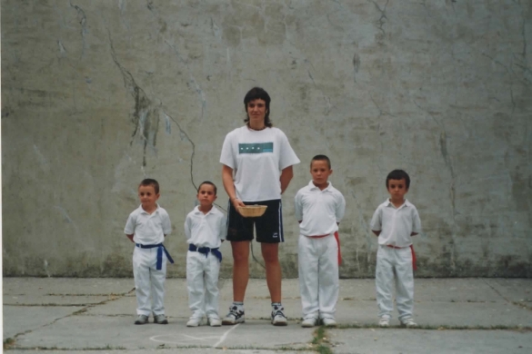 Maite Ruiz de Larramendi, erdian, bere ilobekin, Urbasako frontoian, 2004 aldera. URBASAKO FRONTOI AUZOLAN TALDEA Maite Ruiz de Larramendi, erdian, bere ilobekin, Urbasako frontoian, 2004 aldera. URBASAKO FRONTOI AUZOLAN TALDEA