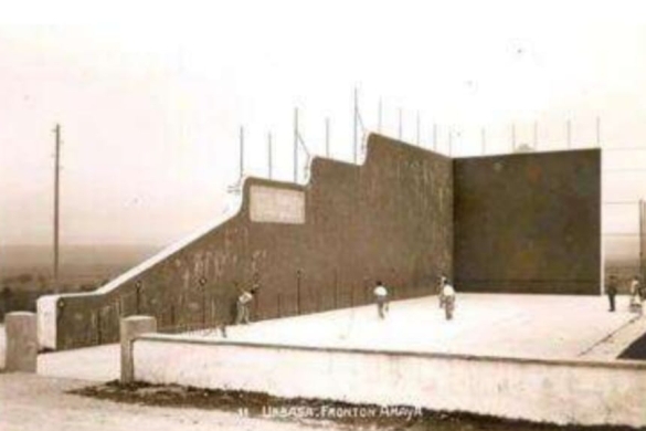 Urbasako frontoia. 1925-1930 inguruko da. URBASAKO FRONTOI AUZOLAN TALDEA Urbasako frontoia. 1925-1930 inguruko da. URBASAKO FRONTOI AUZOLAN TALDEA