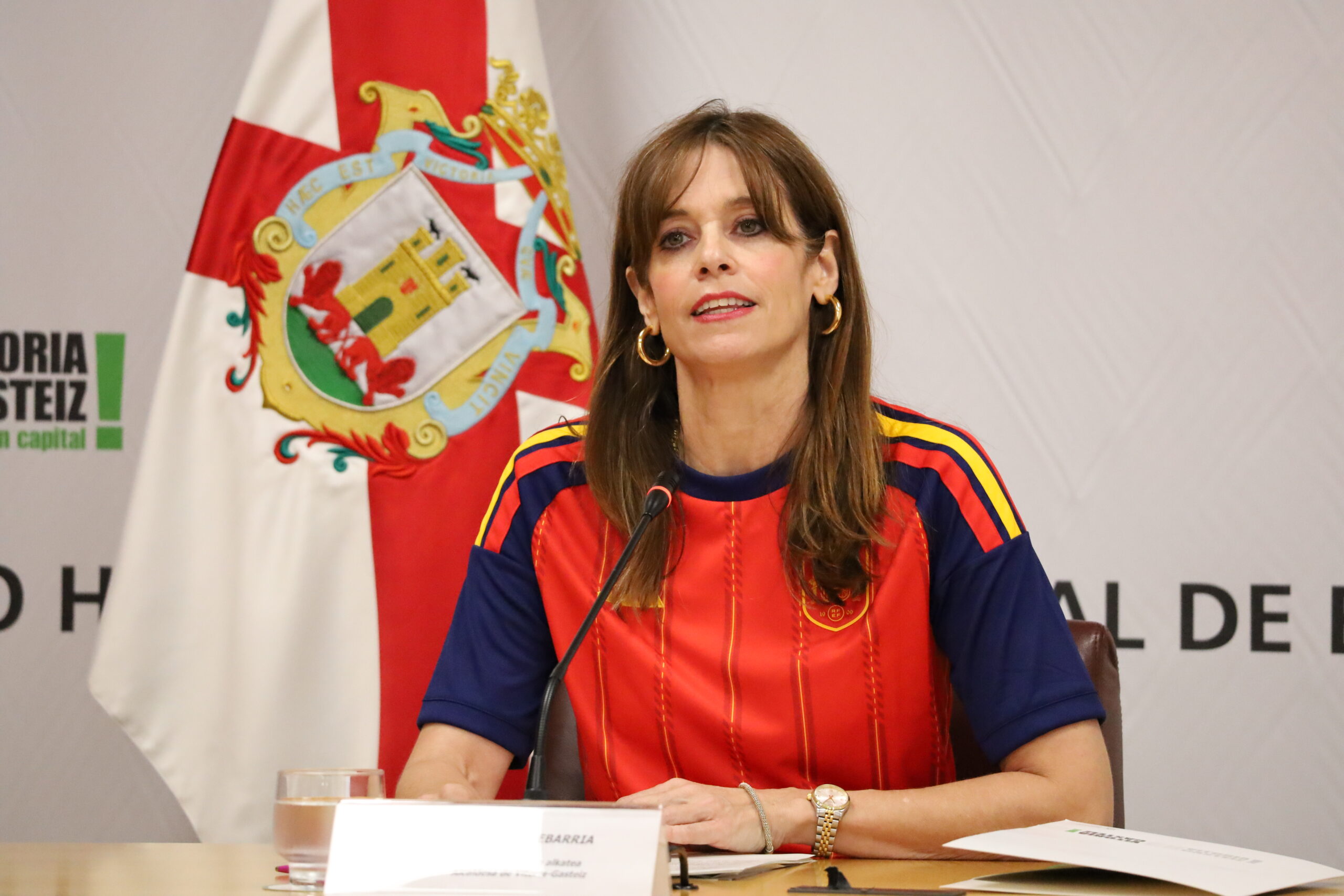 Maider Etxebarria Gasteizko alkatea, Espainiako selekzioko elastikoarekin, udaletxean egindako agerraldi batean. GASTEIZKO UDALA / EFE Maider Etxebarria Gasteizko alkatea, Espainiako selekzioko elastikoarekin, udaletxean egindako agerraldi batean. GASTEIZKO UDALA / EFE