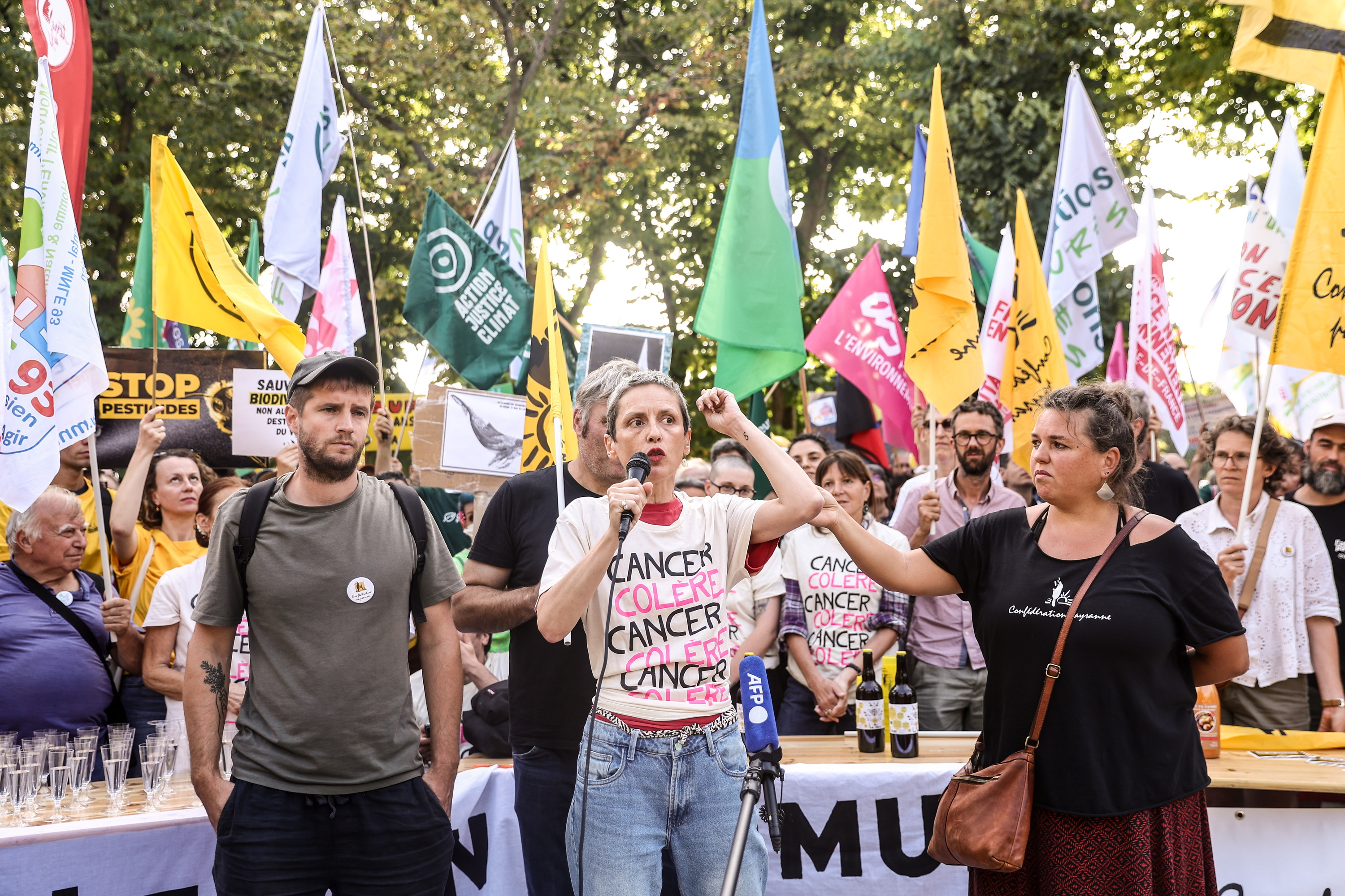 Cancer Colere kolektiboko Fleur Breteau sortzaile eta lehendakaria, atzo, laborantza larrialdiaren legearen kontrako mobilizazioan, Parisen. TERESA SUAREZ / EFE