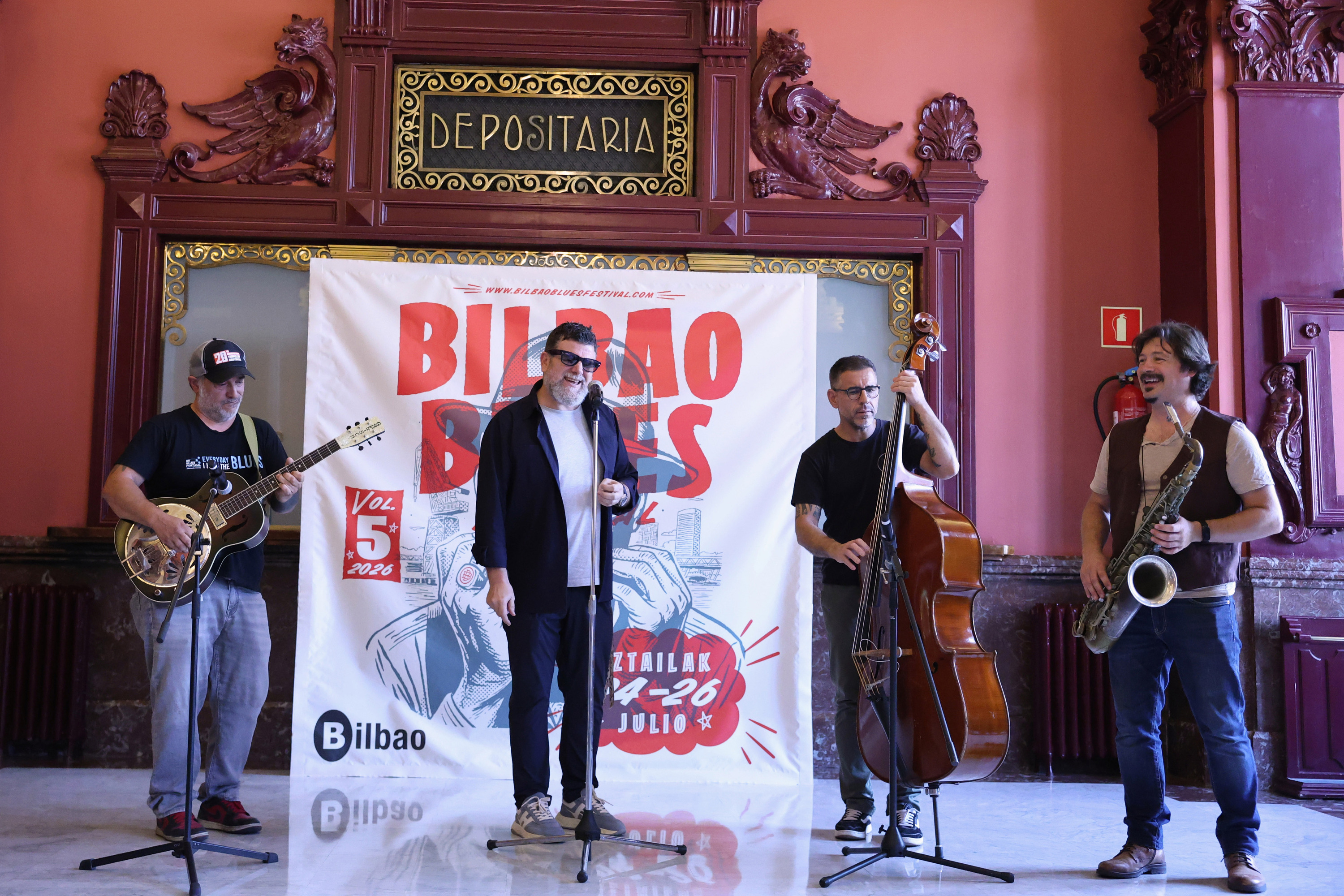 Travellin' Brothers taldeko kideetako batzuk, gaur, Bilboko Blues Jaialdiaren aurkezpenean, Bilboko udaletxean. OSKAR MATXIN EDESA / FOKU Travellin' Brothers taldeko kideetako batzuk, gaur, Bilboko Blues Jaialdiaren aurkezpenean, Bilboko udaletxean. OSKAR MATXIN EDESA / FOKU