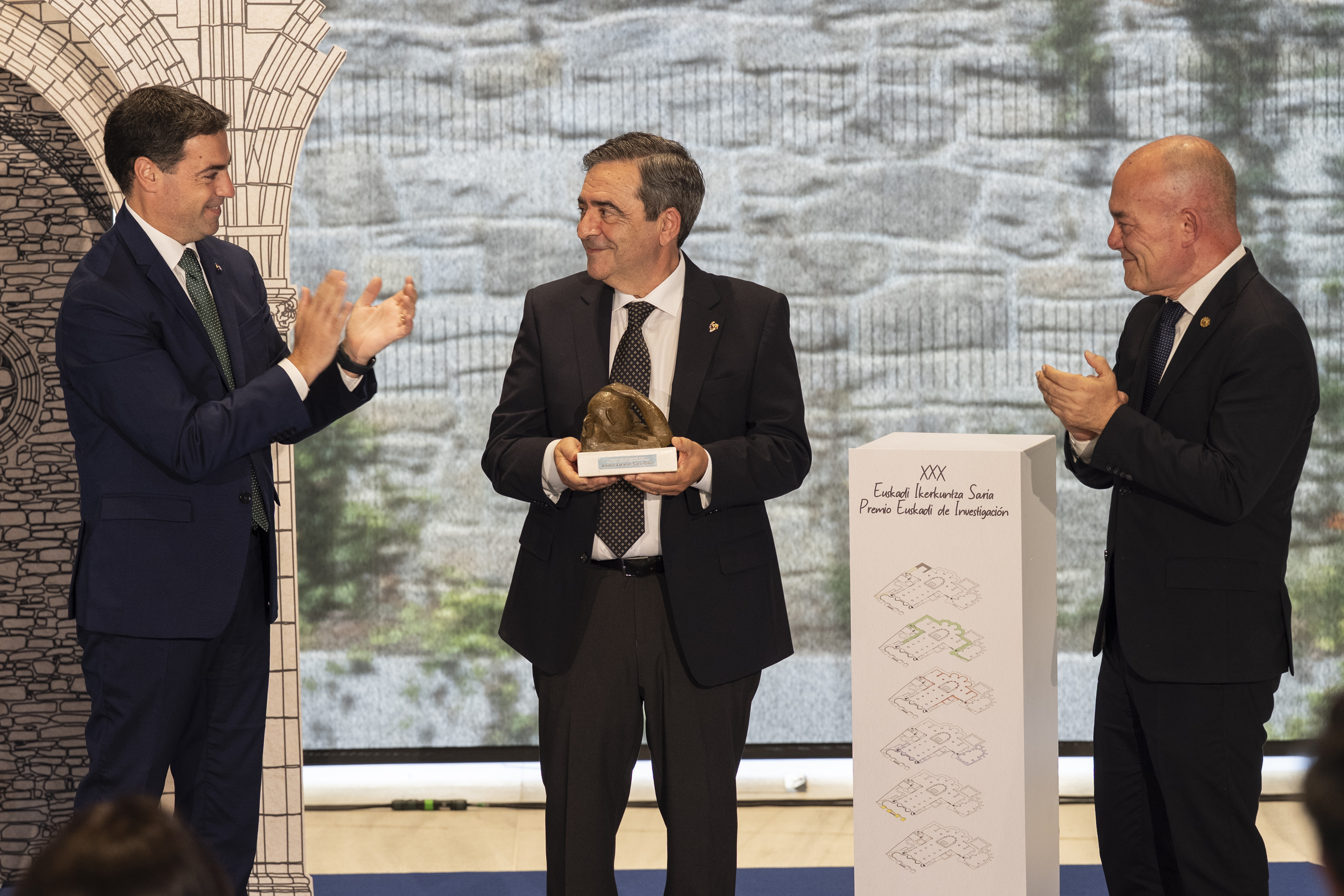 Agustin Azkarate arkeologoak ikerkuntzako Euskadi saria jaso du gaur. GAIZKA UCEDA / IREKIA