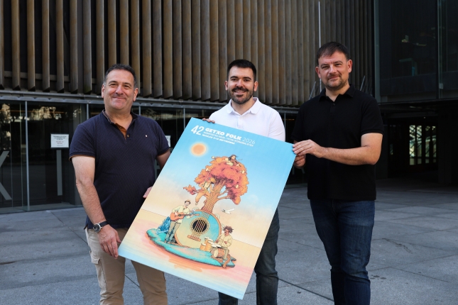 Joxan Goikoetxea, Gorka Mostajo eta Xabier Paya, Getxo Folk Jaialdiaren 42.edizioko kartelarekin. GETXOKO KULTUR-ETXEA Joxan Goikoetxea, Gorka Mostajo eta Xabier Paya, Getxo Folk Jaialdiaren 42.edizioko kartelarekin. GETXOKO KULTUR-ETXEA