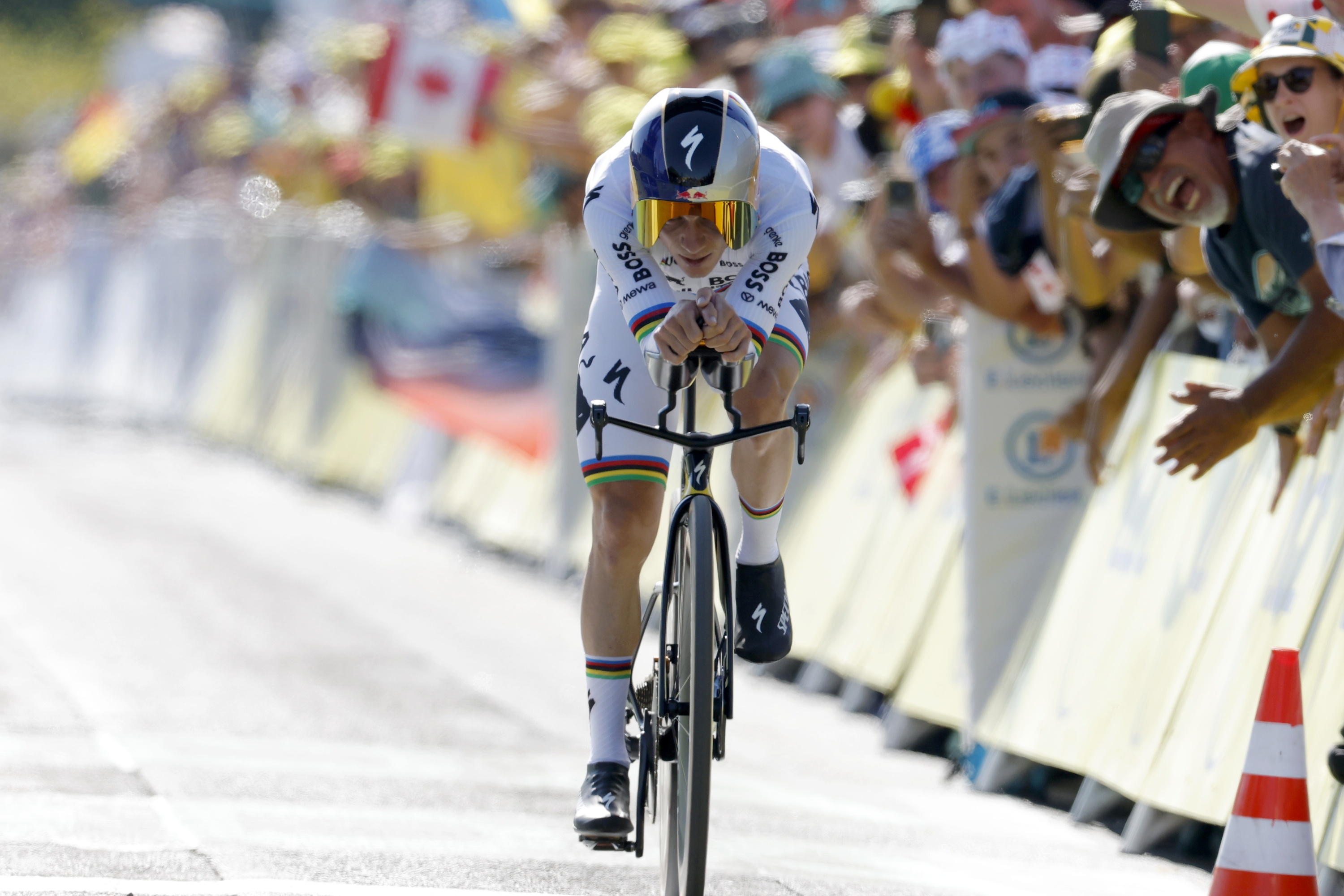 Remco Evenepoel helmugara iristen, Thonon-les-Bainsen, gaurko erlojuaren aurkako etapan. GUILLAUME HORCAJUELO / EFE