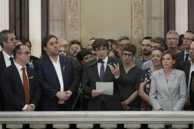 Joaquim Forn, Jordi Turull, Oriol Junqueras, Anna Gabriel, Carles Puigdemont, Mireia Vehi, eta Carme Forcadell Parlamentuak estatu independentea aldarrikatu ondoren. ANDREU DALMAU / EFE