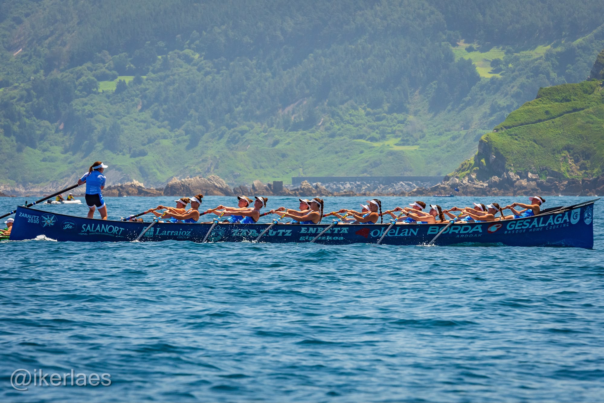 Zarauzko trainerua, joan den asteburuan Erandion jokatutako estropadan. IKER LARRAÑAGA