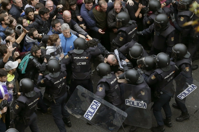 Espainiako polizia 2017ko urriaren 1ean bozka ematera joan ziren bizilagunen aurrean oldartzen. ALBERTO ESTEVEZ / EFE