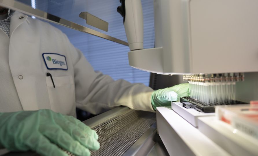 Zientzialari bat lecanemab botikarekin lotutako ikerketetan. BERRIA