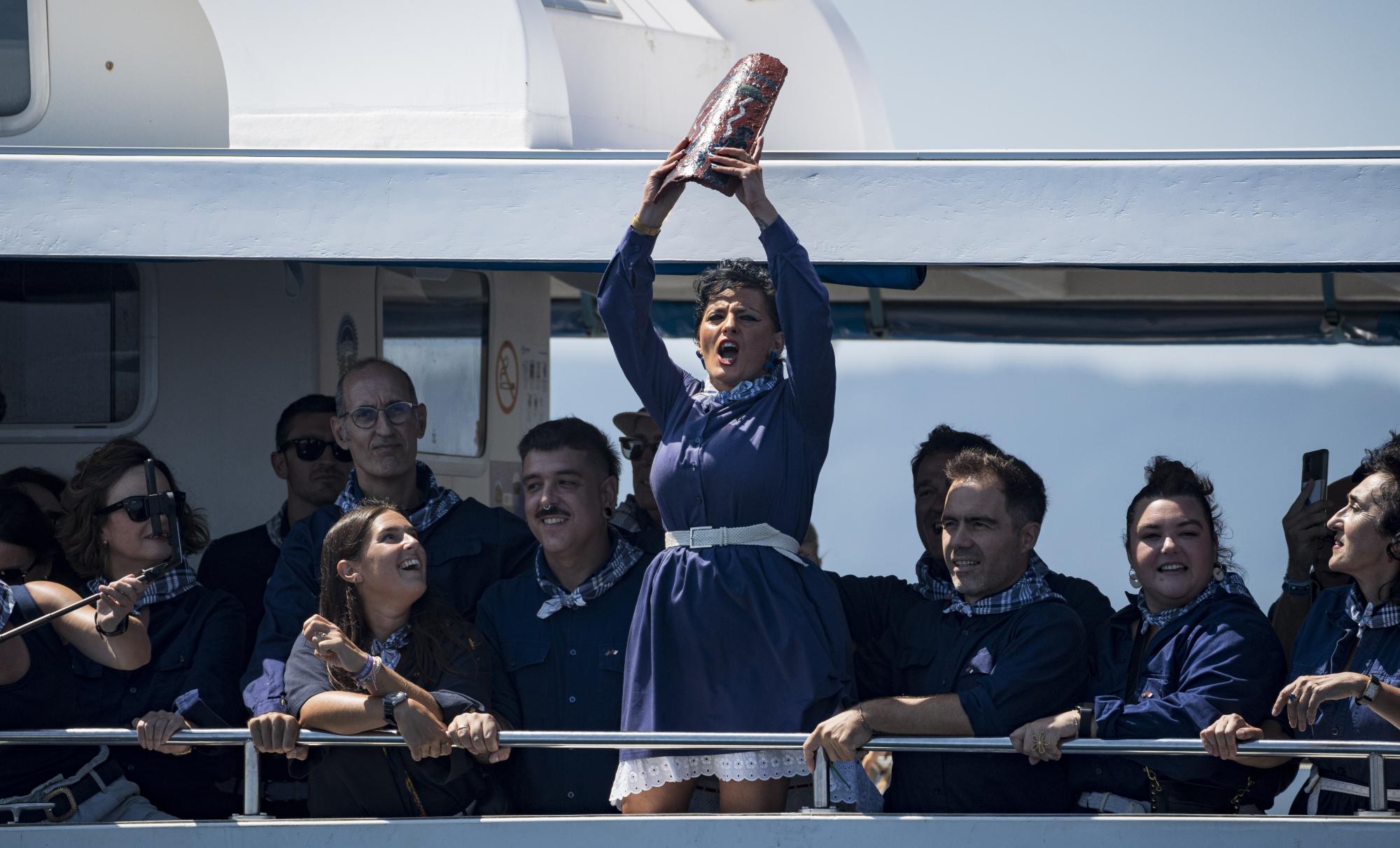 Nadia Nemeh Shomaly Bermeoko alkatea teila jaurtitzen, gaur. ARITZ LOIOLA / FOKU