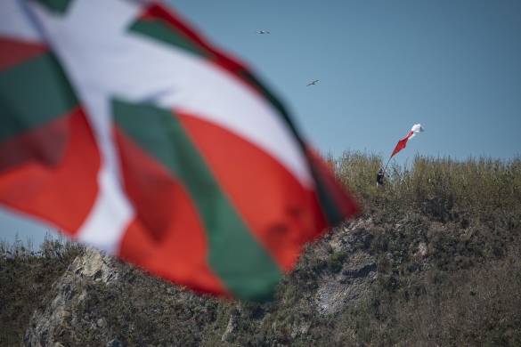 Hilario Aurtenetxe Izaron, Bermeoko bandera astintzen. ARITZ LOIOLA / FOKU