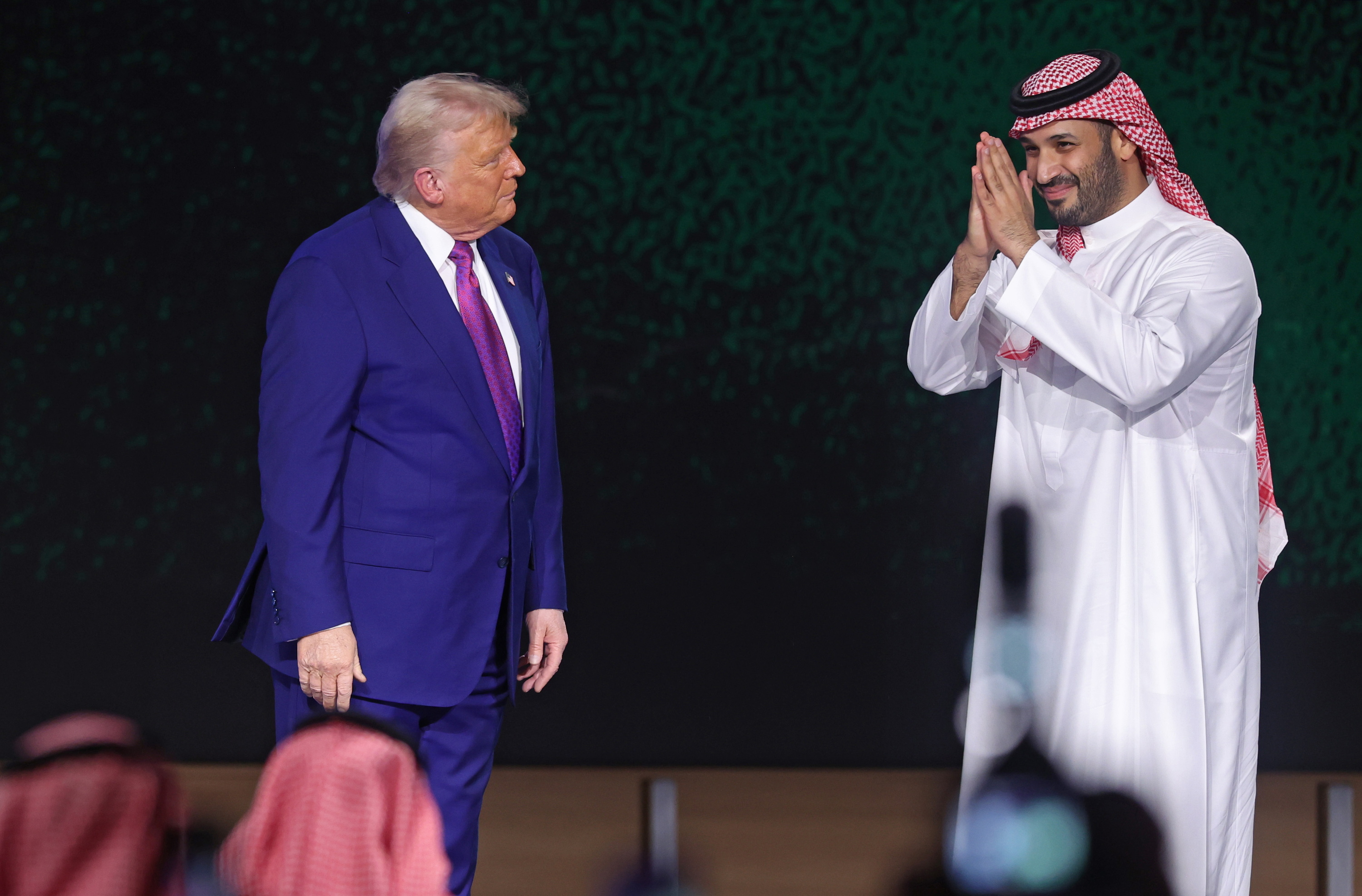 Donald Trump AEBetako presidentea eta Abdulaziz bin Salman Saudi Arabiako printzea, artxiboko argazki batean. ALI HAIDER / EFE