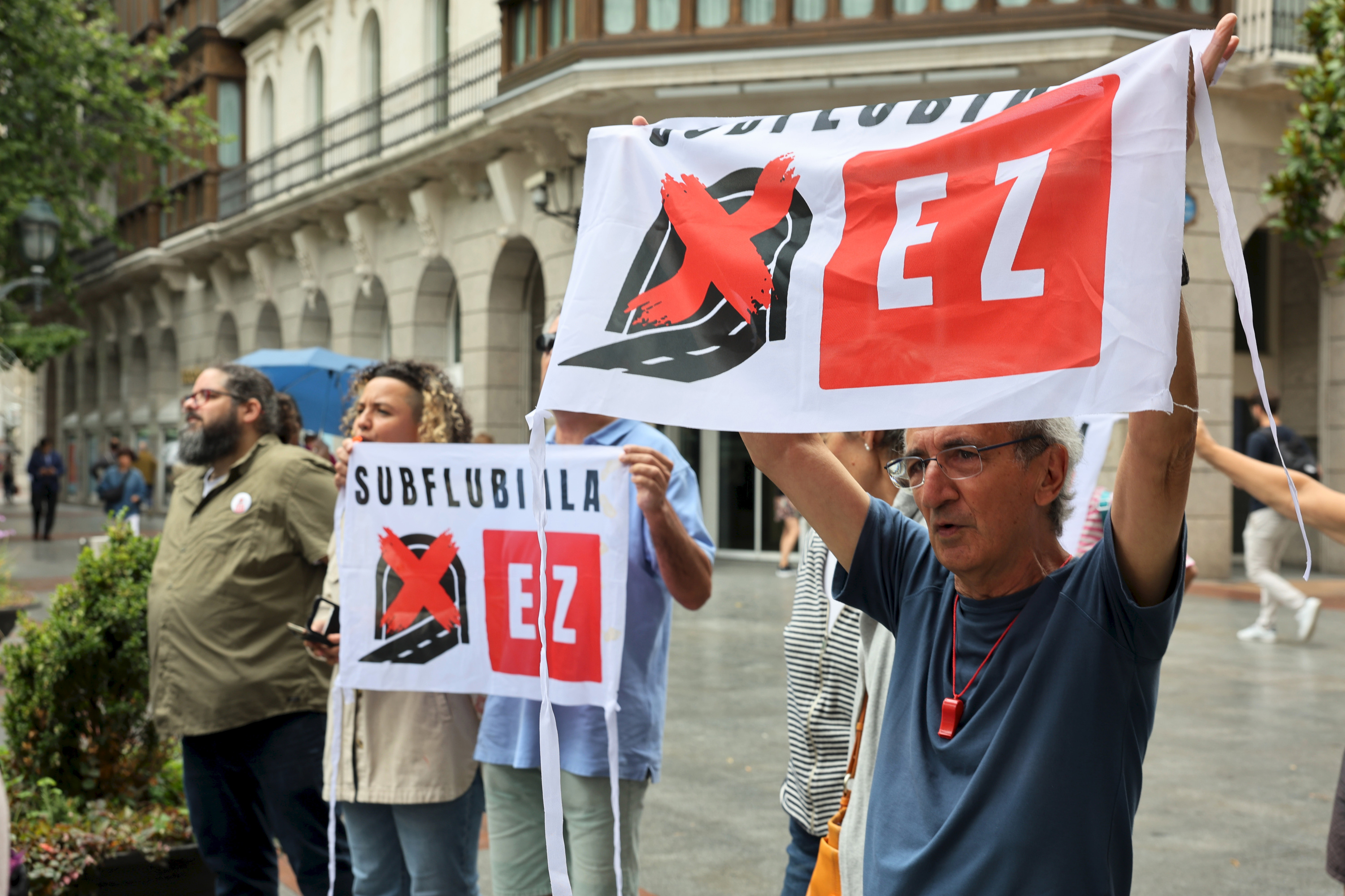 Subflubialari Ez plataformako kideek iazko uztailean Bilbon egin zuten protesta. OSKAR MATXIN EDESA / FOKU