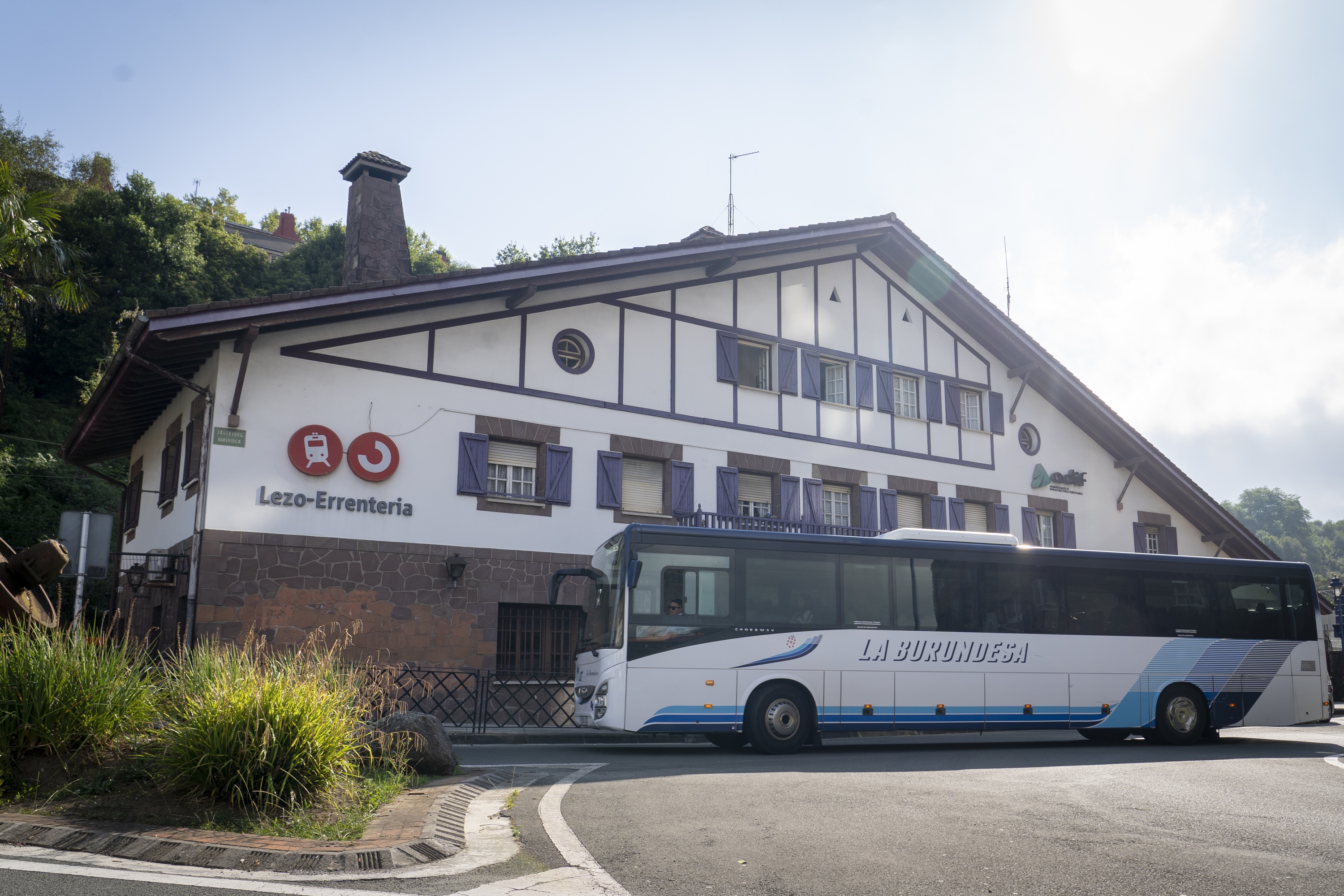 Renfek antolatutako autobus bat, 2024ko udan, Lezo-Errenteria geltokian. GORKA RUBIO / FOKU Renfek antolatutako autobus bat, 2024ko udan, Lezo-Errenteria geltokian. GORKA RUBIO / FOKU