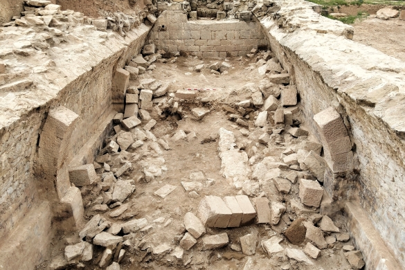 Mañeruko aztarnategiko eraikinetako baten harresiak. TESELA ARQUEOLOGIA Mañeruko aztarnategiko eraikinetako baten harresiak. TESELA ARQUEOLOGIA
