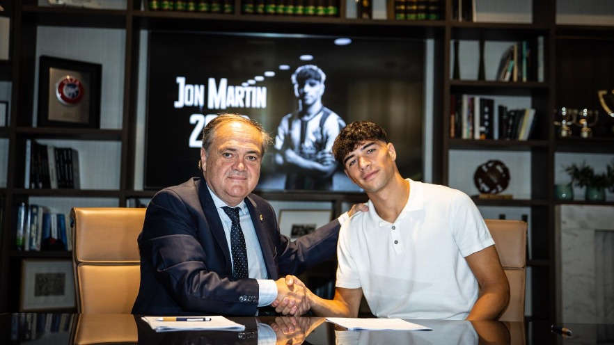 Jokin Aperribai eta Jon Martin elkarri eskua ematen. Reala