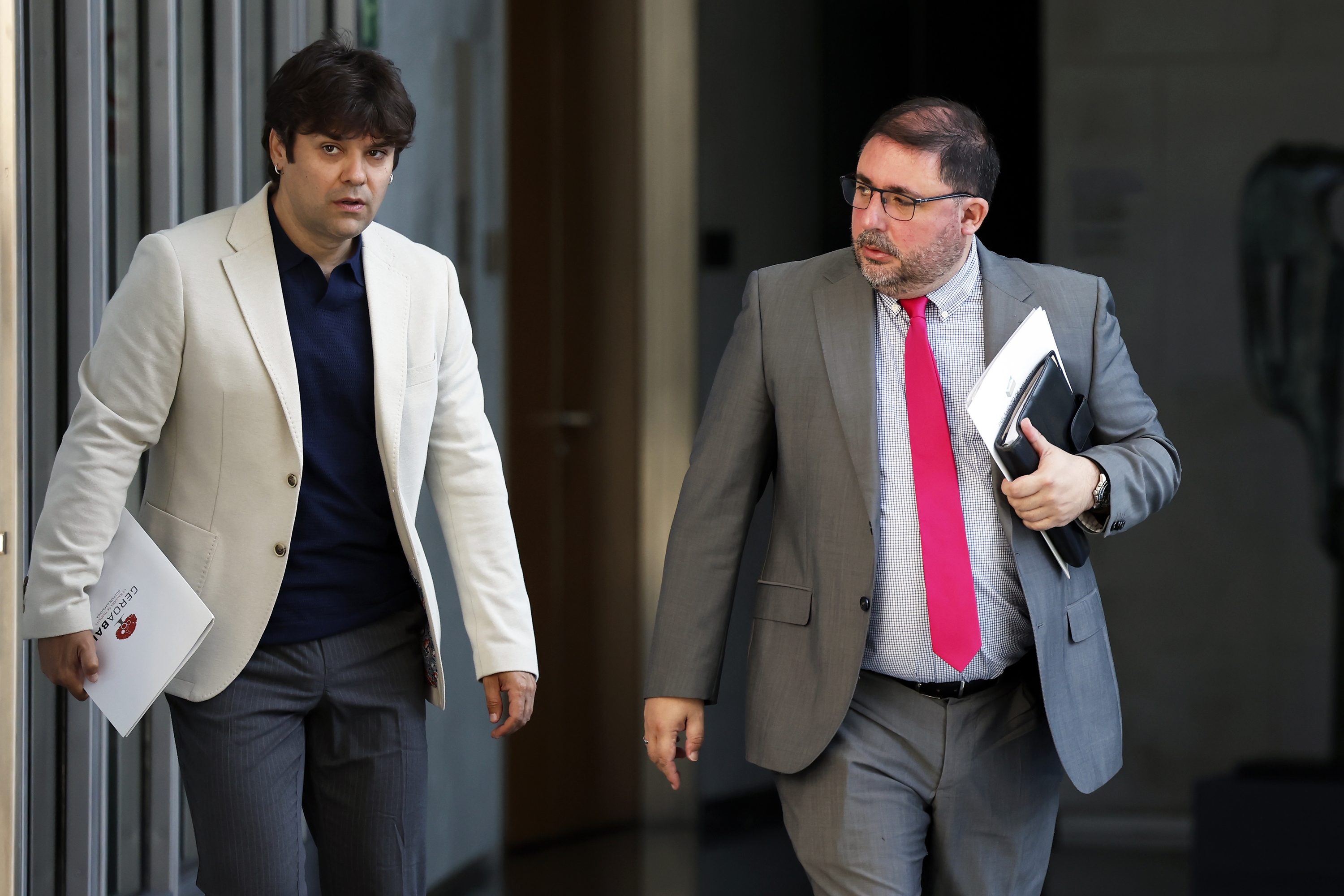 Pablo Azkona eta Unai Hualde, ekainean, Nafarroako Parlamentura sartzen. JESUS DIGES / EFE
