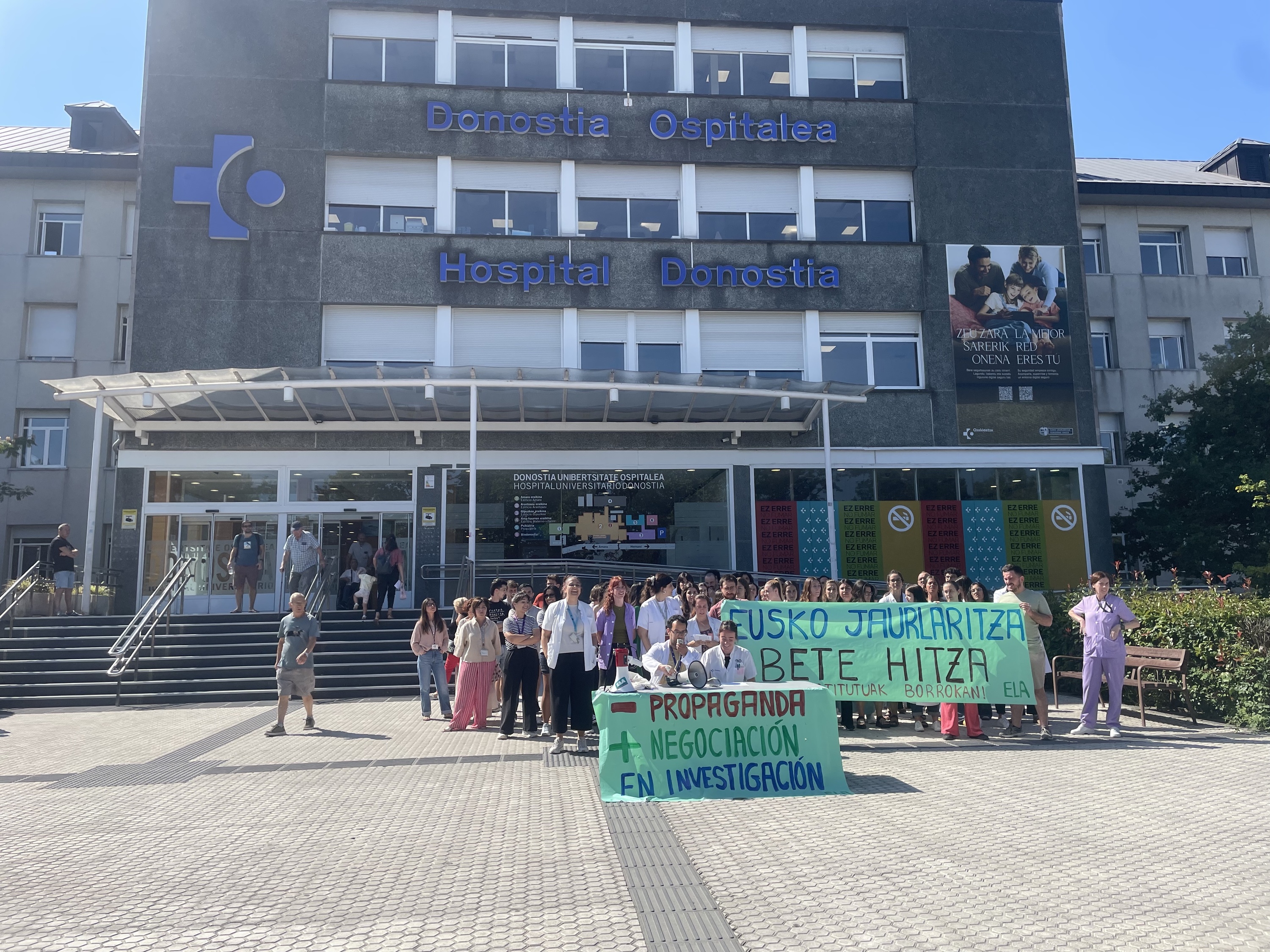 Biogipuzkoako langileek Donostia ospitalean egin duten elkarretaratzea, gaur. IRATI MONTIEL