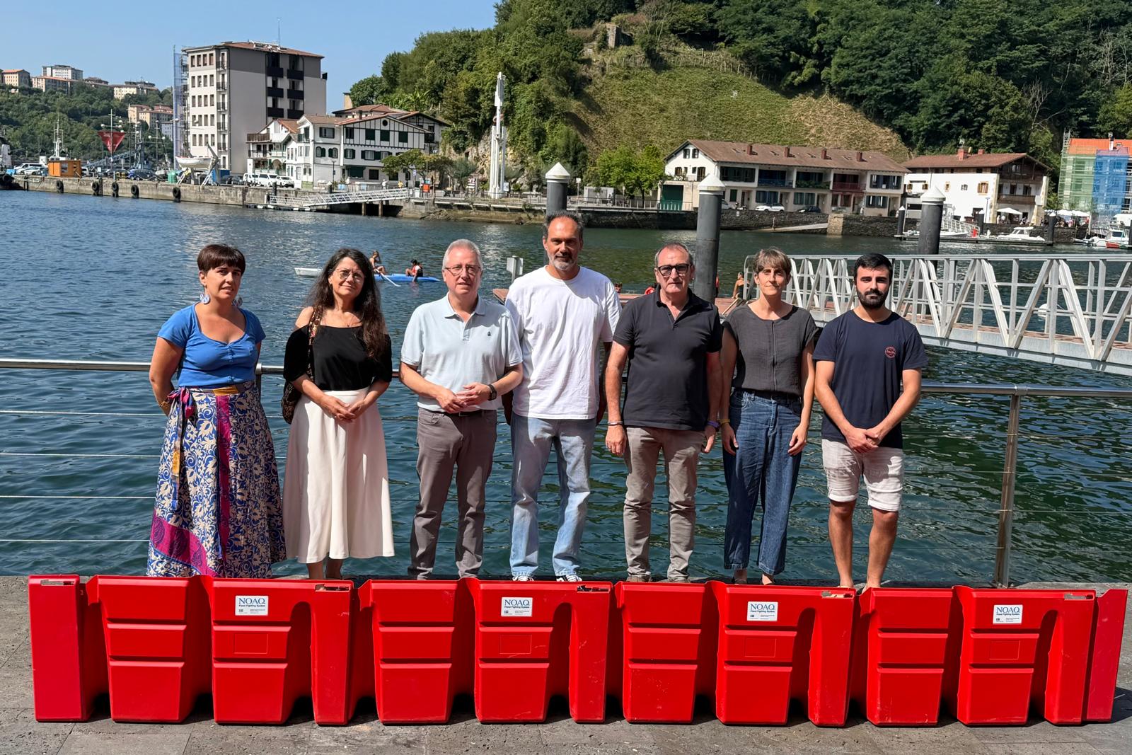 Jose Ignacio Asensio Gipuzkoako Foru Aldundiko Ingurumen diputatua eta Teo Alberro Pasaiako alkatea, atzo, Pasai Donibanen ura ez sartzeko sistemaren alboan. GIPUZKOAKO FORU ALDUNDIA