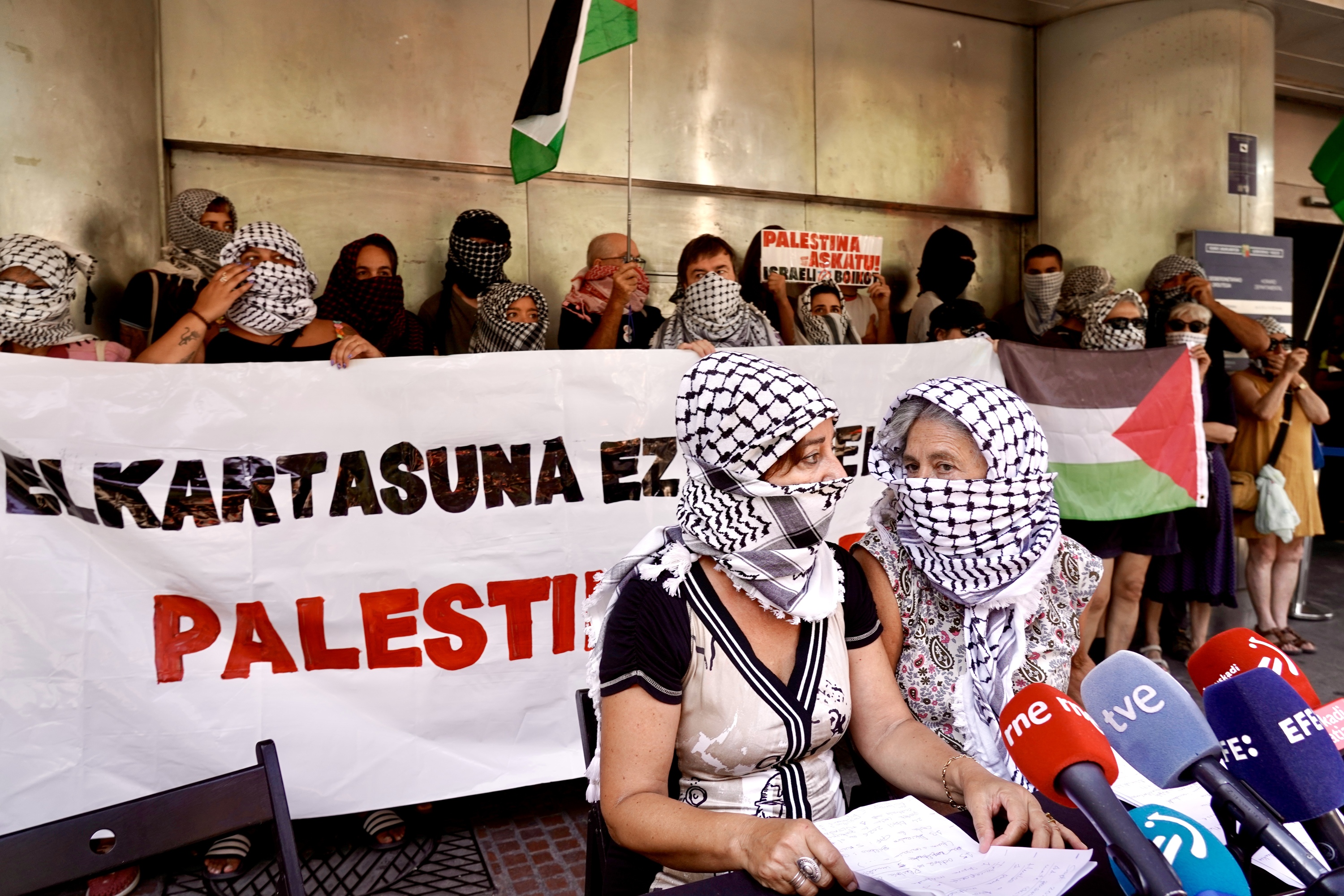 Palestinaren alde egiteagatik jasotako errepresioa salatzeko, gaur Bilbon egindako prentsaurrekoa. MARISOL IPARRAGIRRE / FOKU