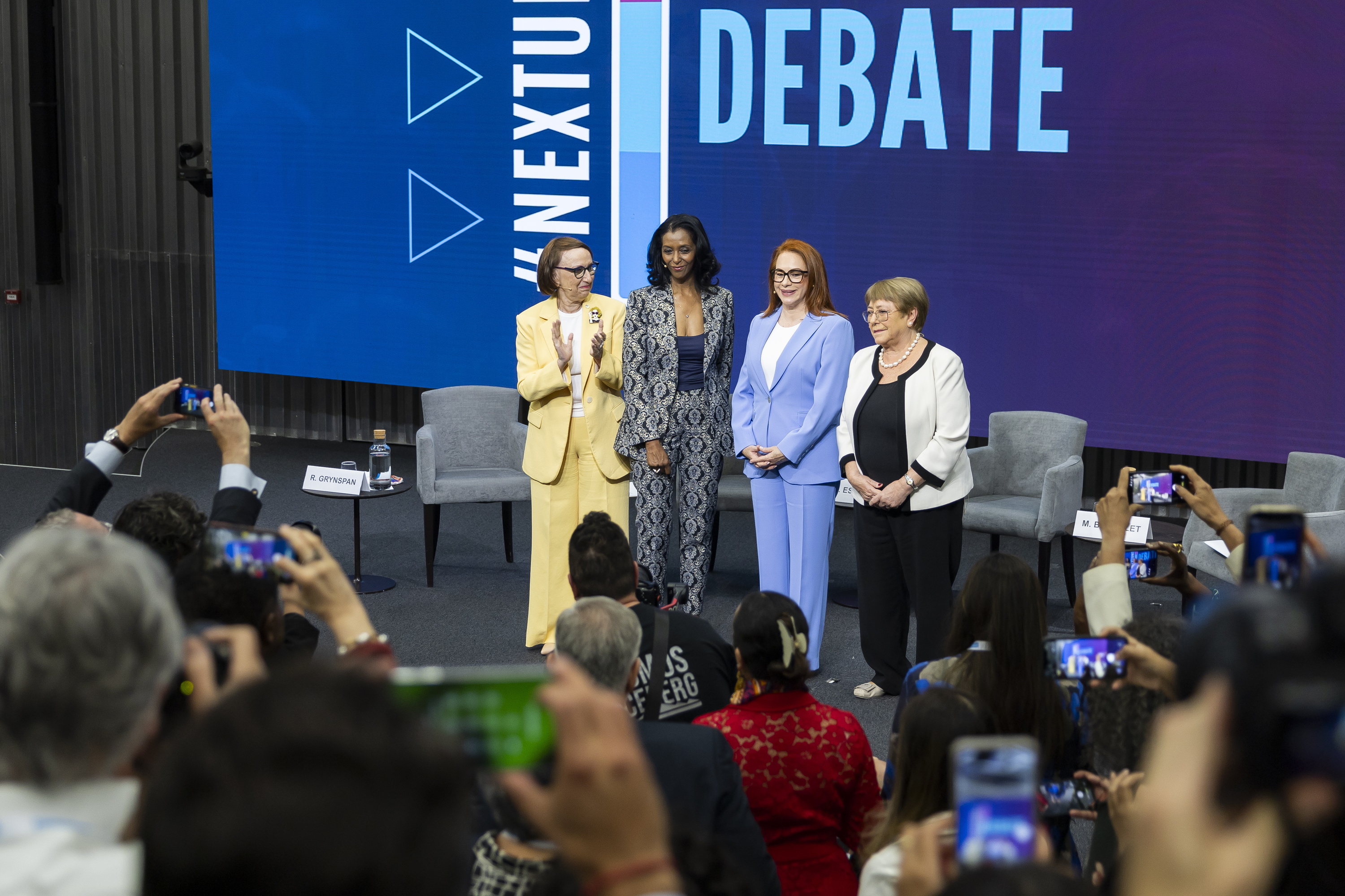 Ezkerretik eskuinera, Rebeca Grynspan, solasaldiko aurkezlea, Maria Fernanda Espinosa eta Michelle Bachelet, NBEren idazkari nagusiko hautagaitzen inguruko elkarrizketa batean, Genevan, Suizan, ekainan. CYRIL ZINGARO / EFE