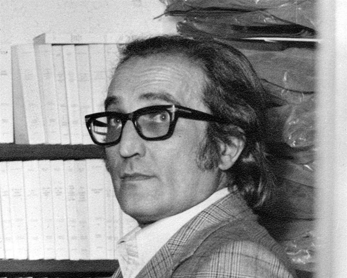 Gabriel Aresti, artxiboko argazki batean.