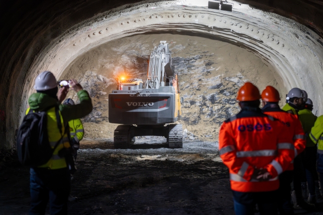 Belateko tunel barruko lanak, martxoan. Enpresa elkartea Accionak eta Osesek osatzen dute, irailean Servinaber atera egin baitzen auzibidearen ondorioz. AITOR KARASATORRE / FOKU