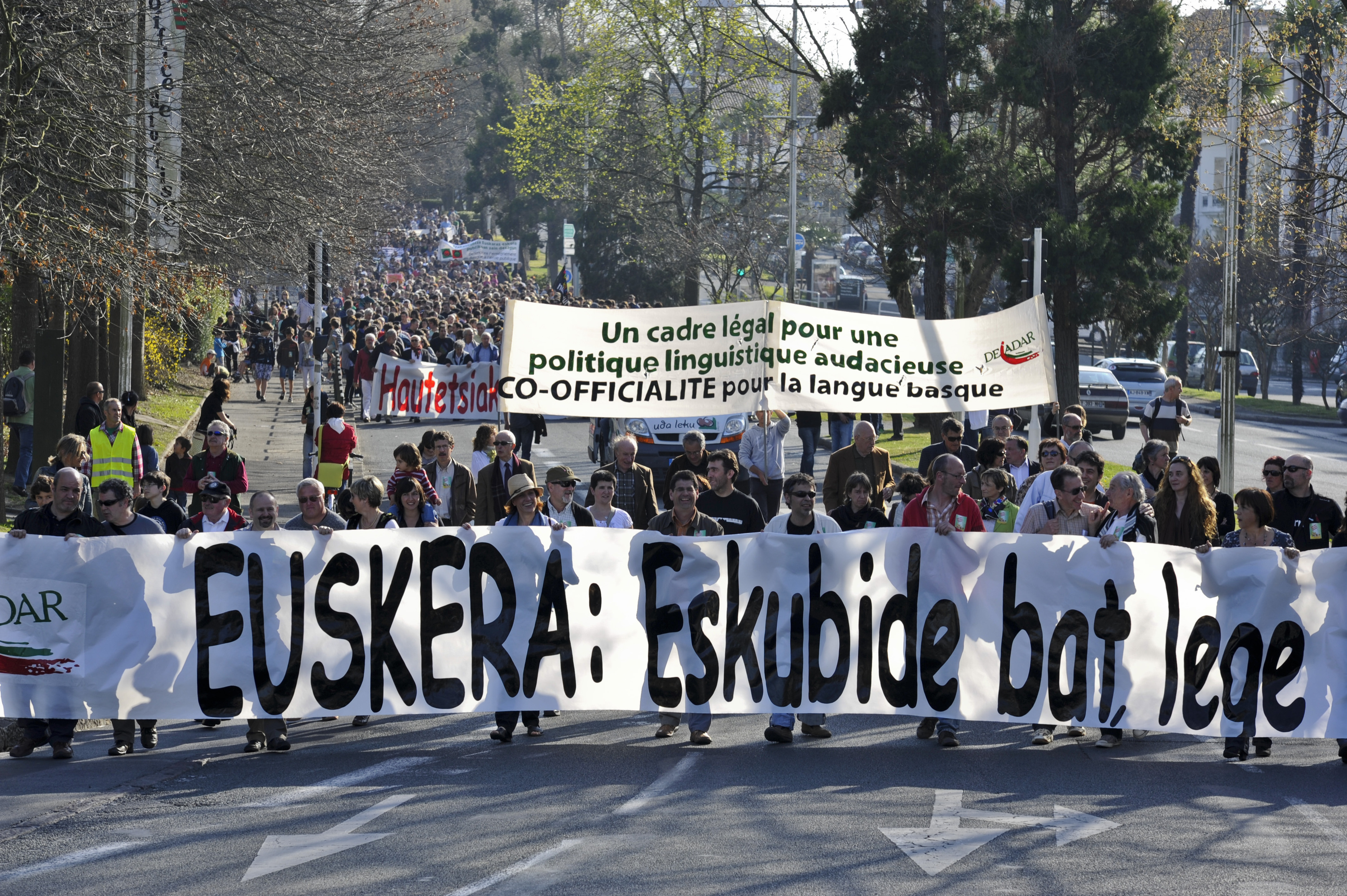 Euskararen koofizialtasunaren aldeko protesta bat, Baionan. NICOLAS MOLLO