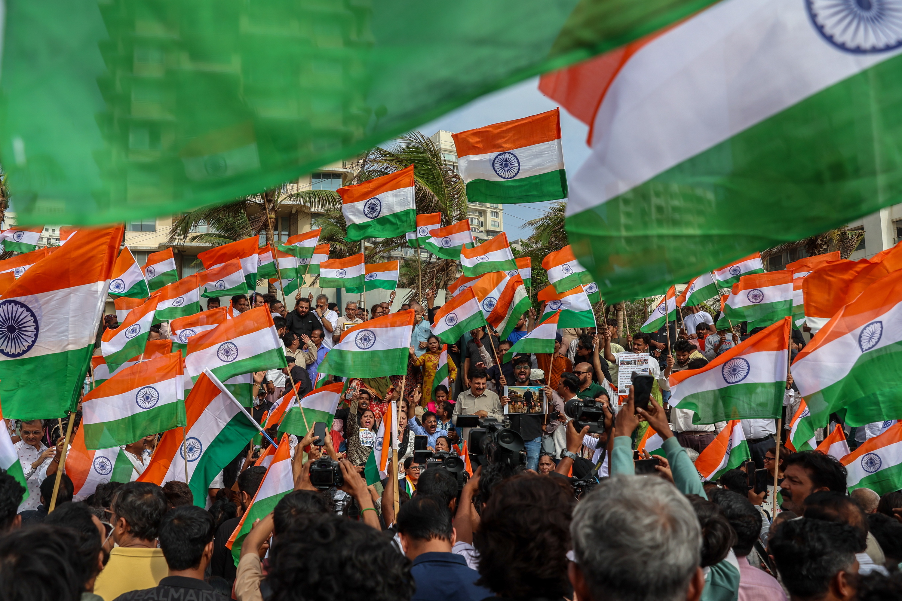 Cockroach Janta Party mugimenduaren jarraitzaileak Indiako Hezkuntza ministroaren dimisioa ospatzen Mumbain, gaur. DIVYAKANT SOLANKI / EFE