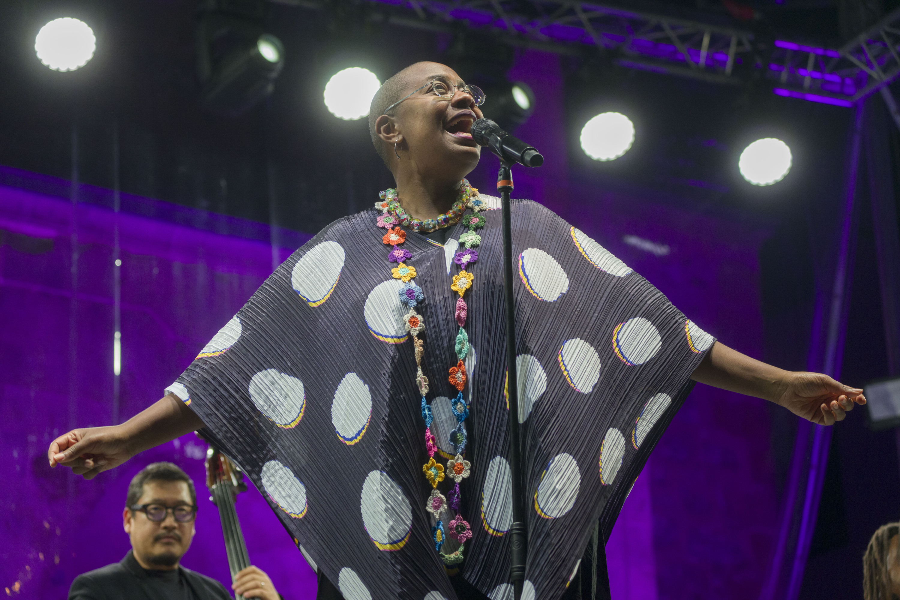 Cecile McLorin Salvant, atzo, Donostiako Trinitate plazan. JON URBE / FOKU