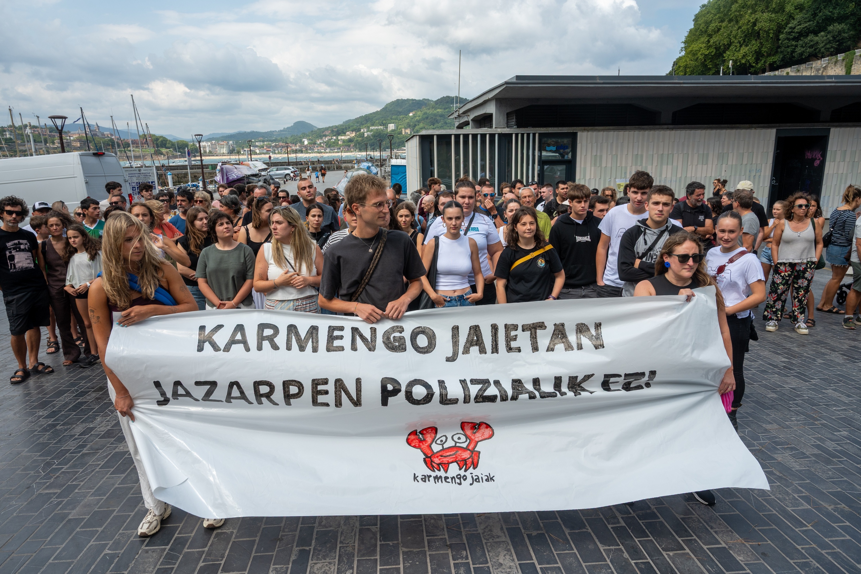 Donostiako Karmengo jaietan Ertzaintzak izandako jarrera salatzeko elkarretaratzea egin dute, Donostian. GORKA RUBIO / FOKU
