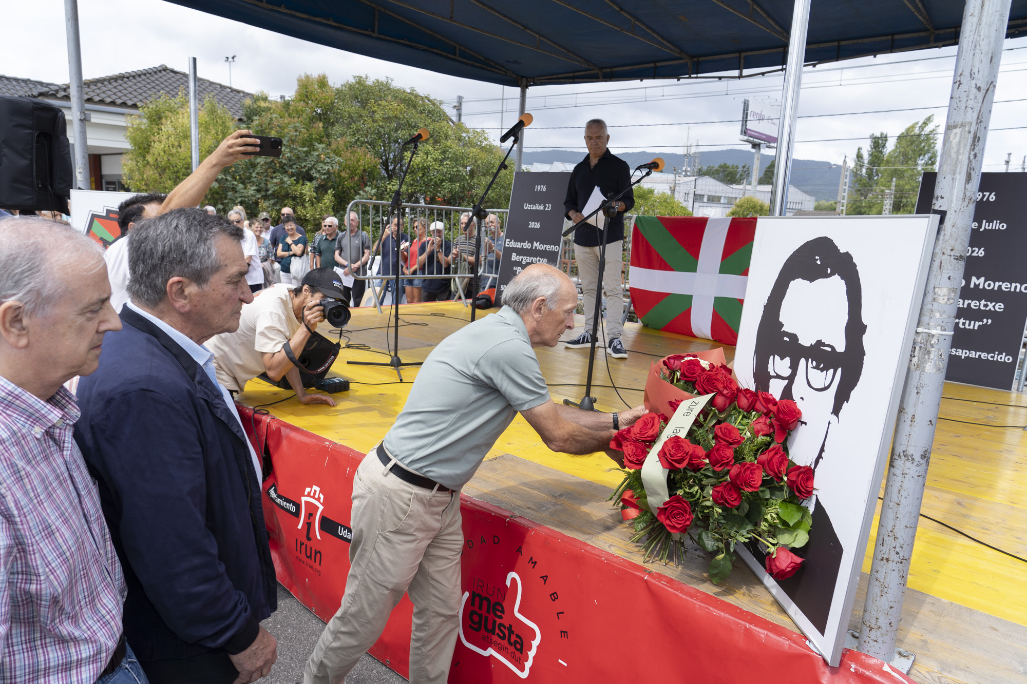 'Pertur, egia nahi' ekitaldia, gaur, Irungo Etorbidearen zubian. IÑIGO URIZ / FOKU