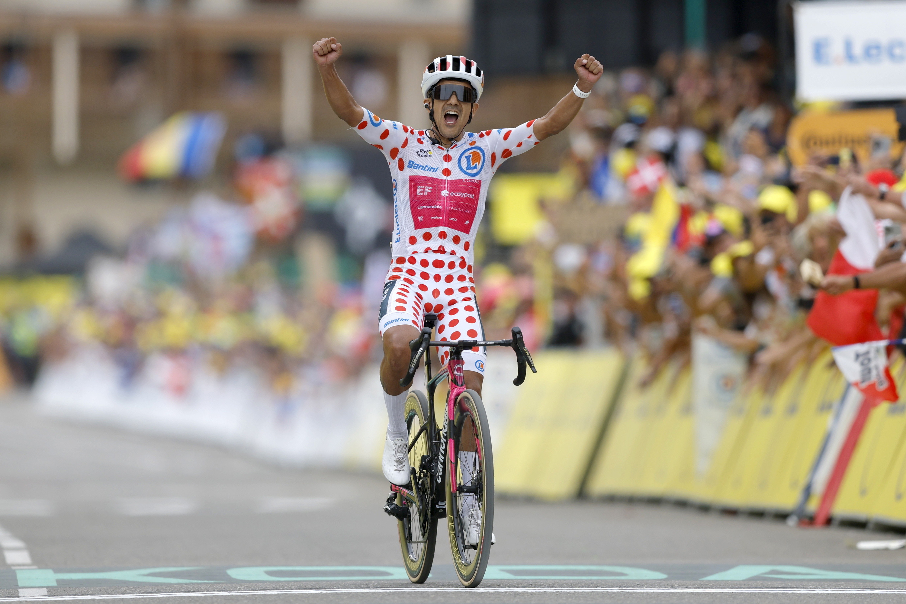 Richard Carapaz besoak Alpe d`Huezen lortutako garaipena ospatzen. GUILLAUME HORCAJUELO / EFE