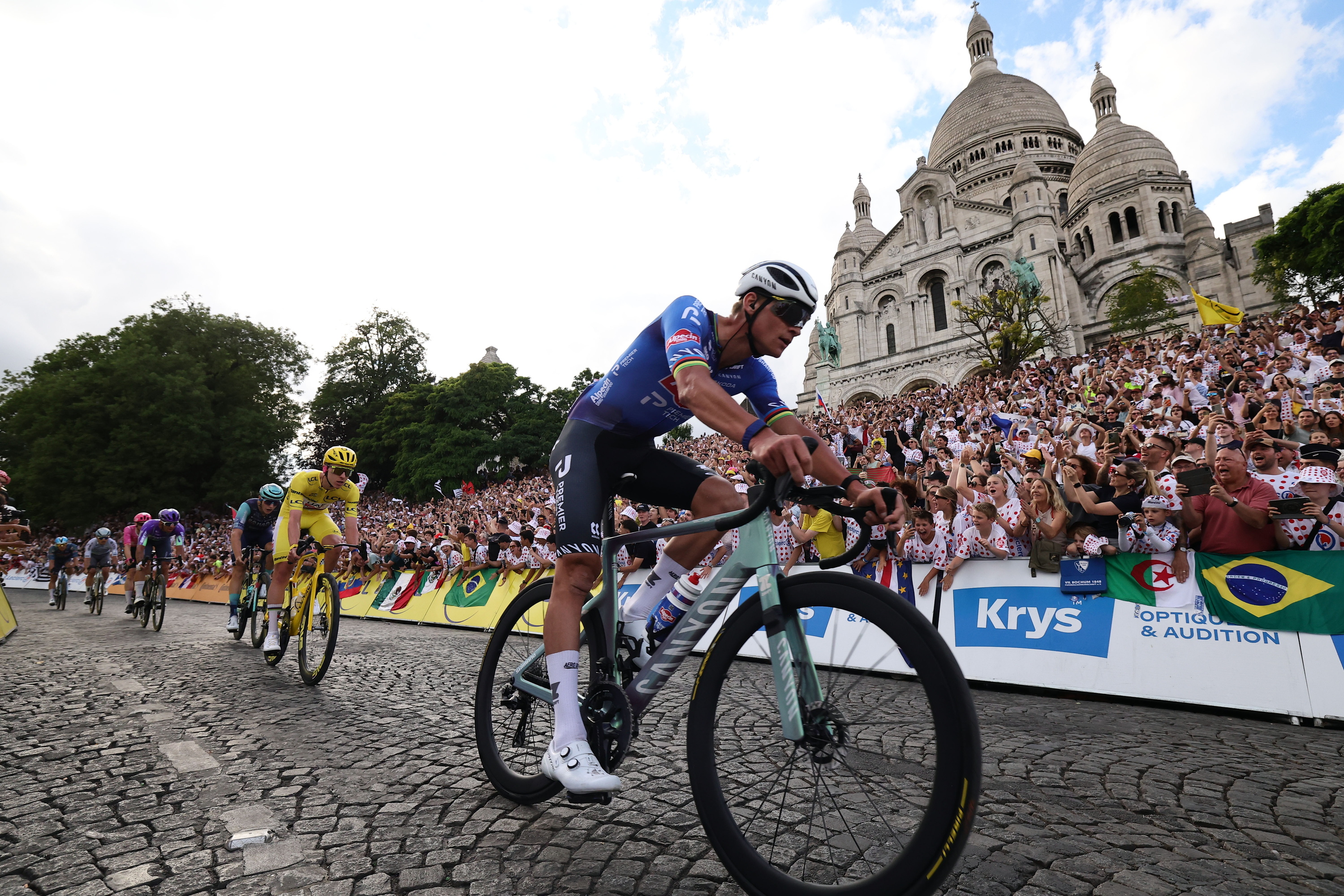 Van der Poel eta Pogacar, lasterketa buru, Montmartreko gainean, gaurko etepan. TERESA SUAREZ / EPA / EFE