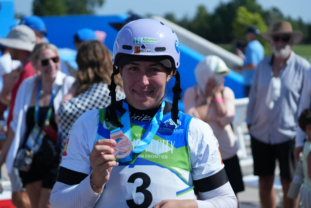 Miren Lazkano piraguista, brontzezko dominarekin, Oklahomako Munduko Eslalom Txapelketan. BASQUE TEAM 
