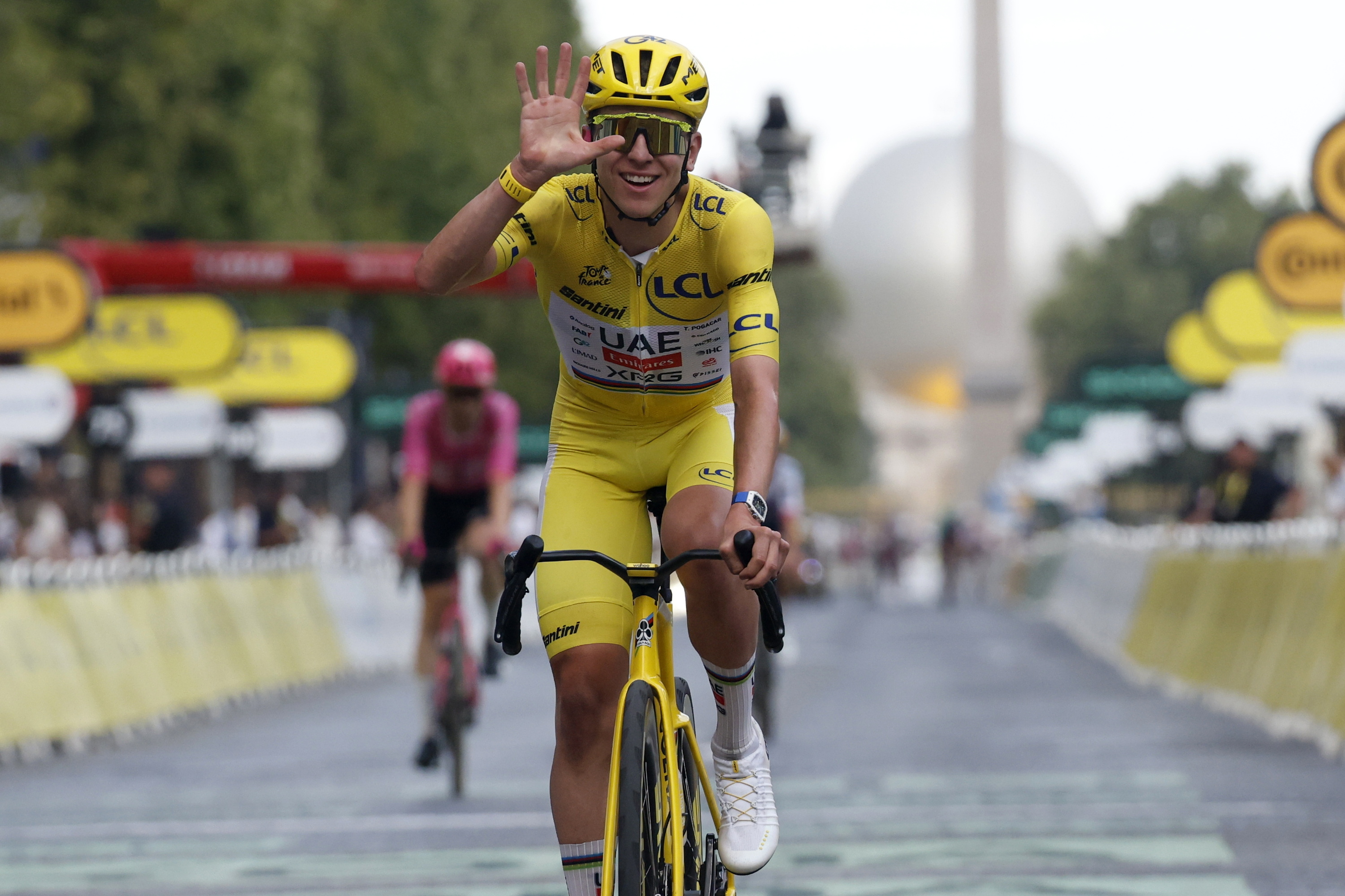 Tadej Pogacar, bosgarren aldiz Tourra irabazi izana ospatzen. GUILLAUME HORCAJUELO / EFE