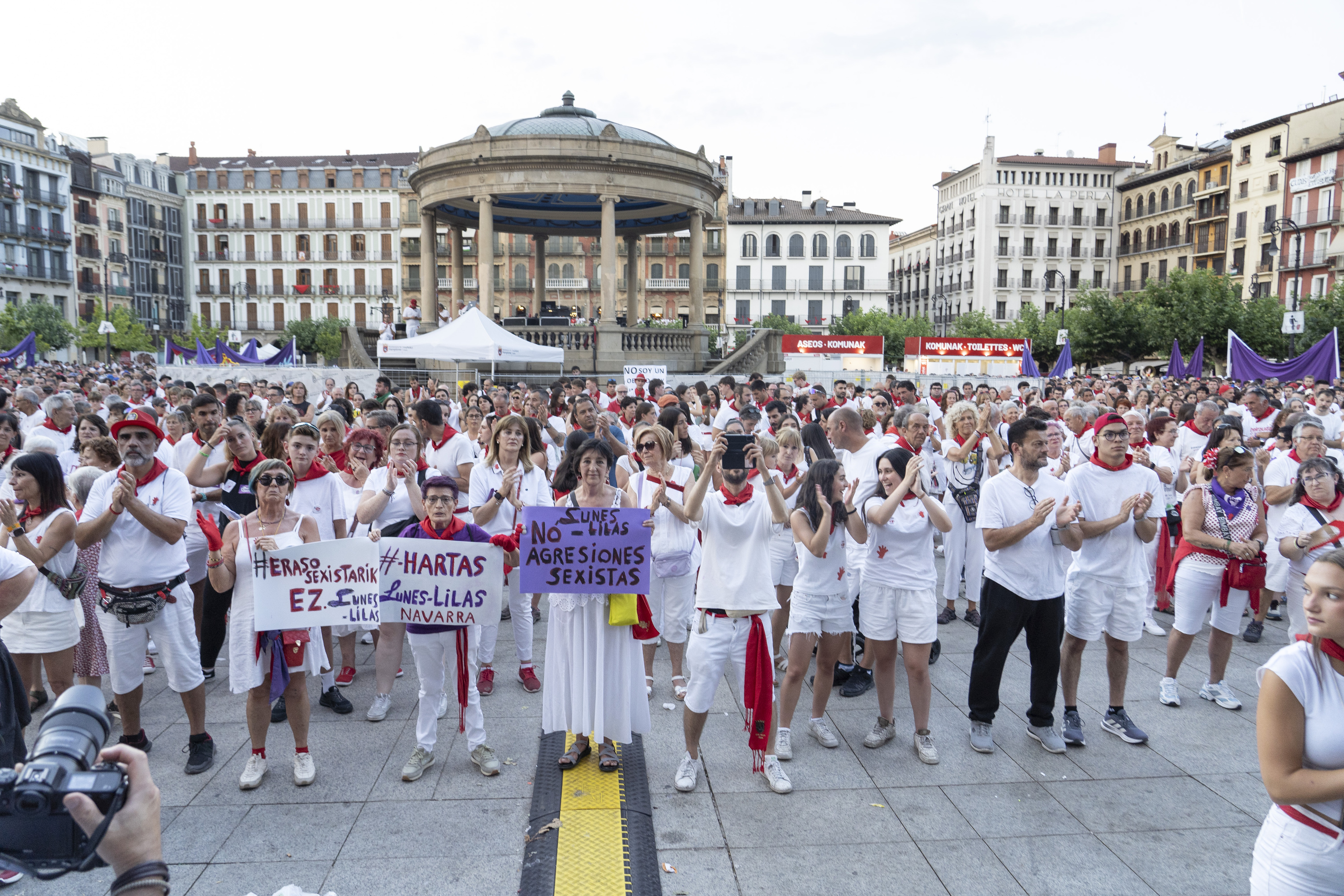 Jaietan izandako sexu erasoak salatzeko uztailaren 12an Gazteluko plazan egin zen elkarretaratze jendetsua. IÑIGO URIZ / FOKU