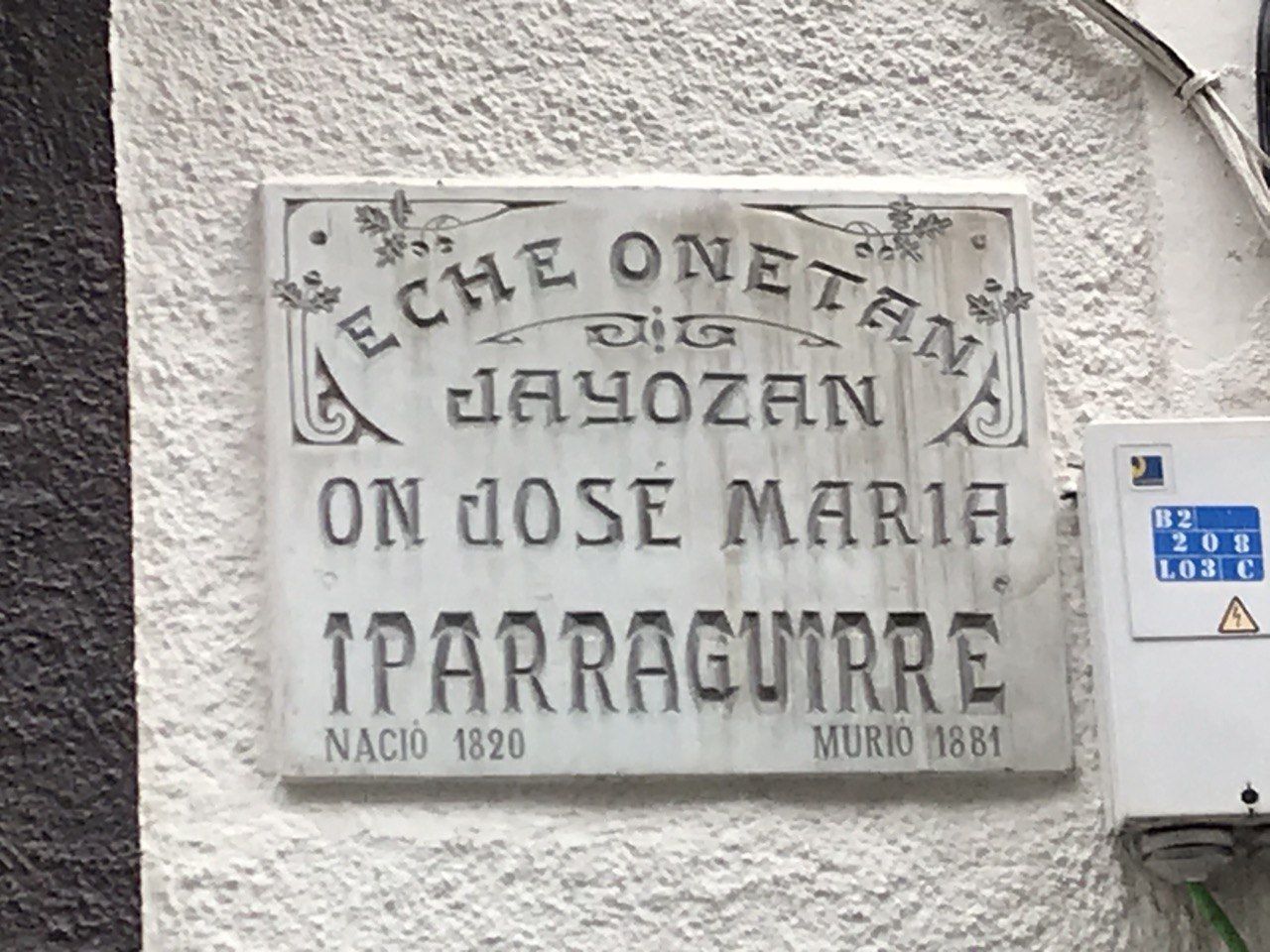 Iparragirre jaio zen etxeko plaka. BERRIA