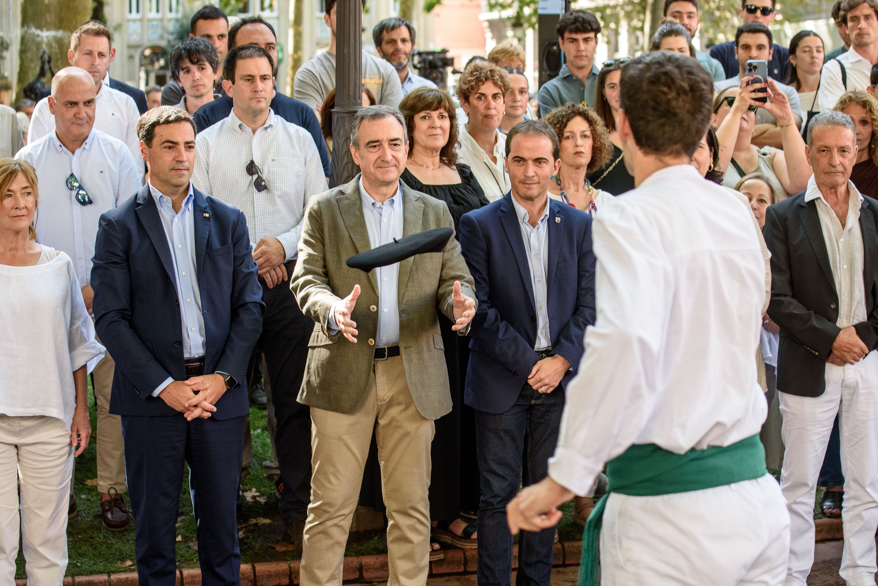 Esteban, Pradales eta EBBko kideak alboan dituela, gaur arratsaldean. JAVIER ZORRILLA / EFE