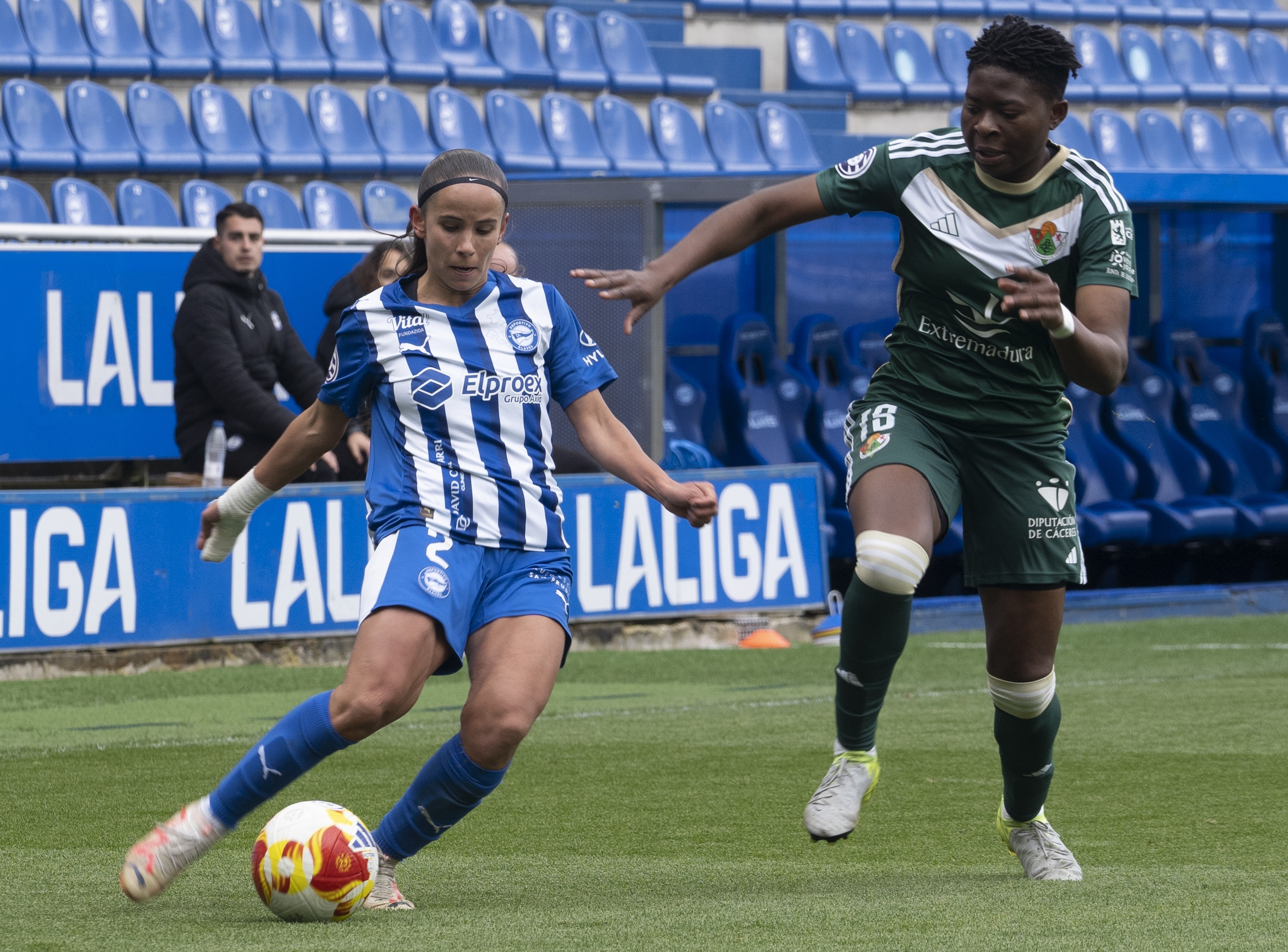 Alaves eta Cacereño taldeen arteko partida bat, artxiboko irudi batean. RAUL BOGAJO / FOKU