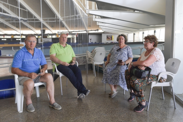 San Martin Unxeko bizilagun batzuk, Tafallako kiroldegian, herria hustu eta gero. IDOIA ZABALETA / FOKU San Martin Unxeko bizilagun batzuk, Tafallako kiroldegian, herria hustu eta gero. IDOIA ZABALETA / FOKU