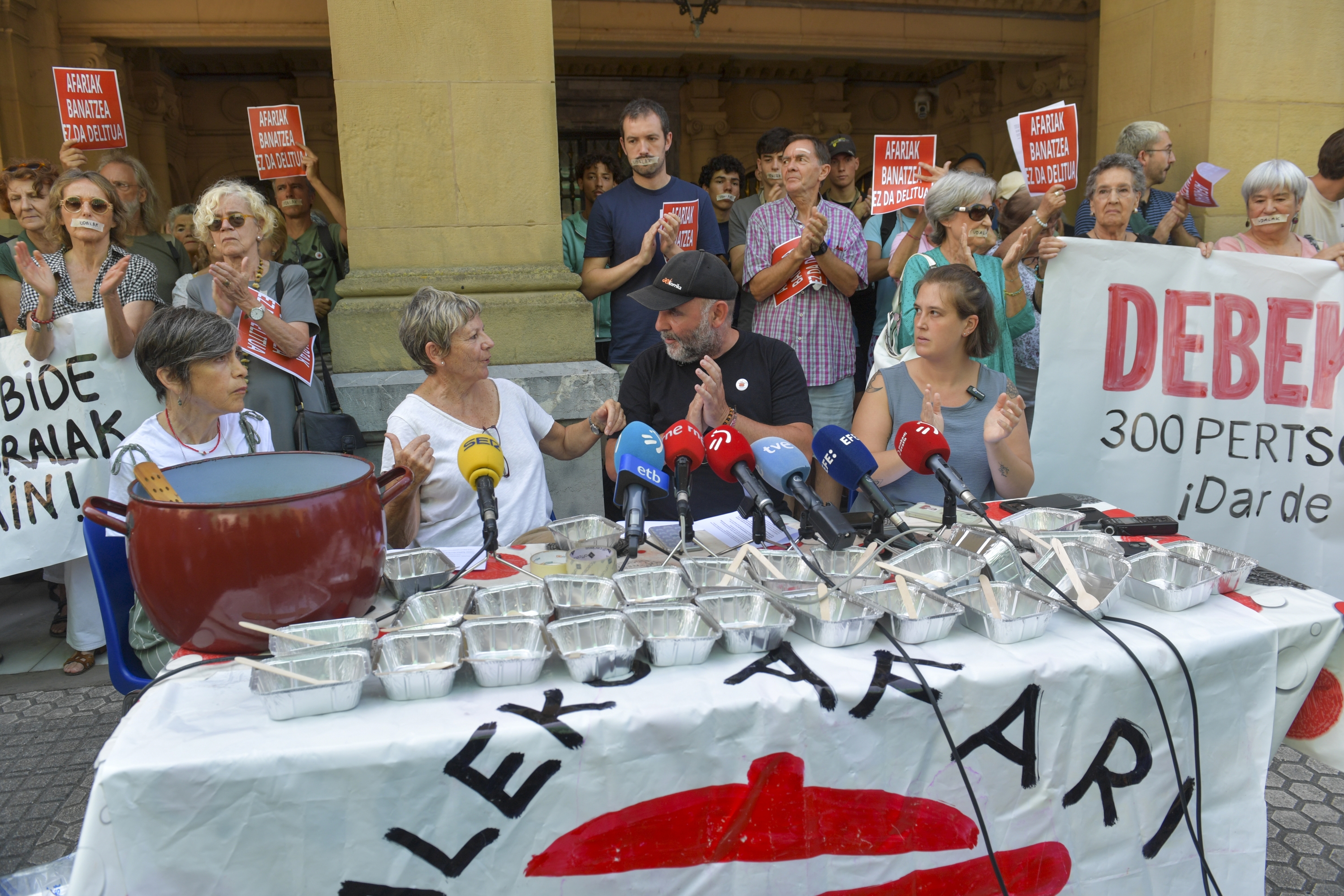 Kaleko Afari Solidarioak taldeko prentsaurrekoa gaur, Donostian. IDOIA ZABALETA / FOKU
