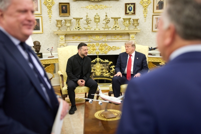 Volodimir Zelenski eta Donald Trump Etxe Zurian, gaur. @ZELENSKYYUA