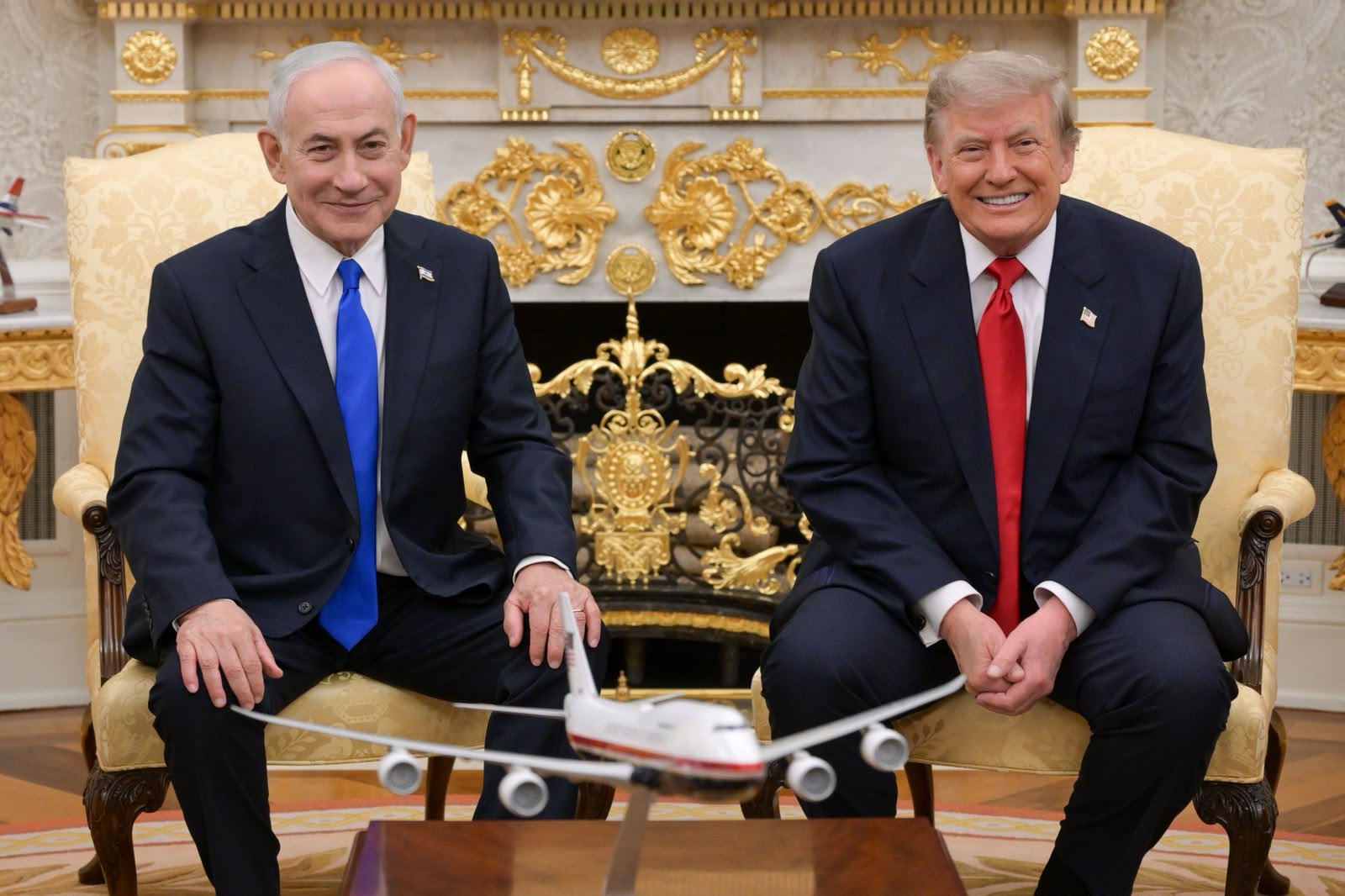 Benjamin Netanyahu eta Donald Trump irribarretsu gaur, Etxe Zurian. @NETANYAHU
