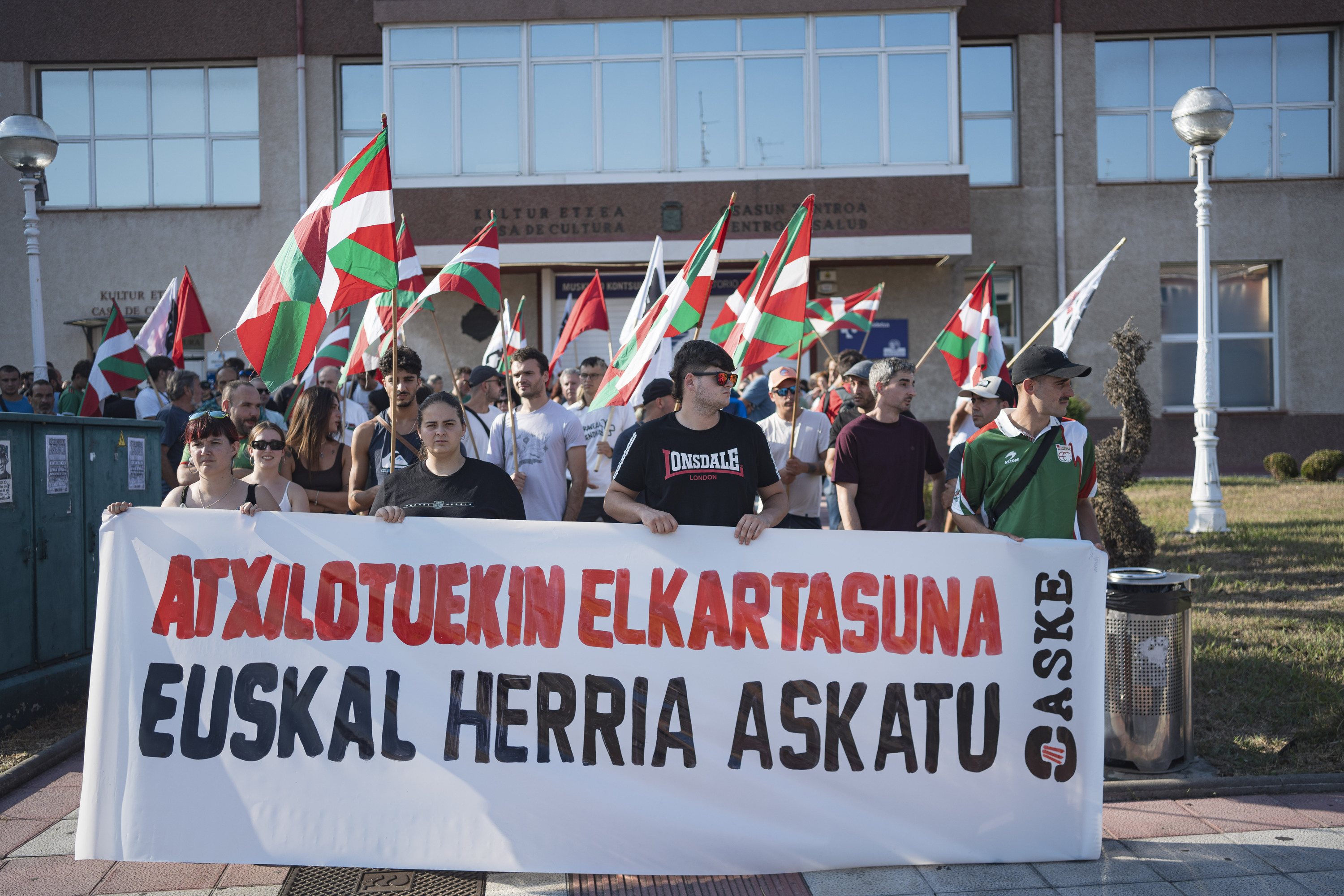 Aske antolakundeak deituta, agerraldia egin dute gaur arratsaldean Muskizen. ARITZ LOIOLA / FOKU
